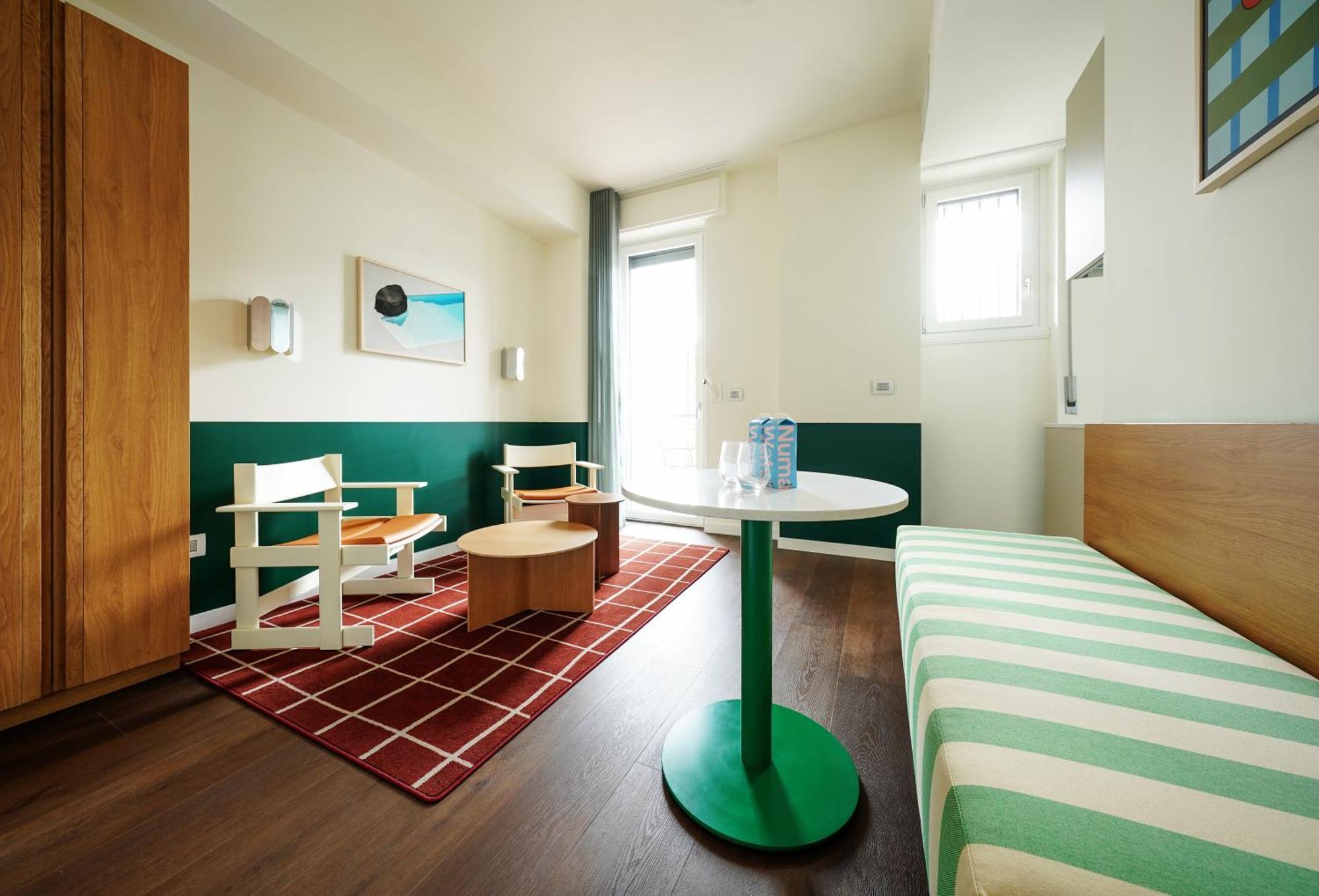 Mittelgroßes Studio mit Küchenzeile, Balkon und separatem Wohnbereich