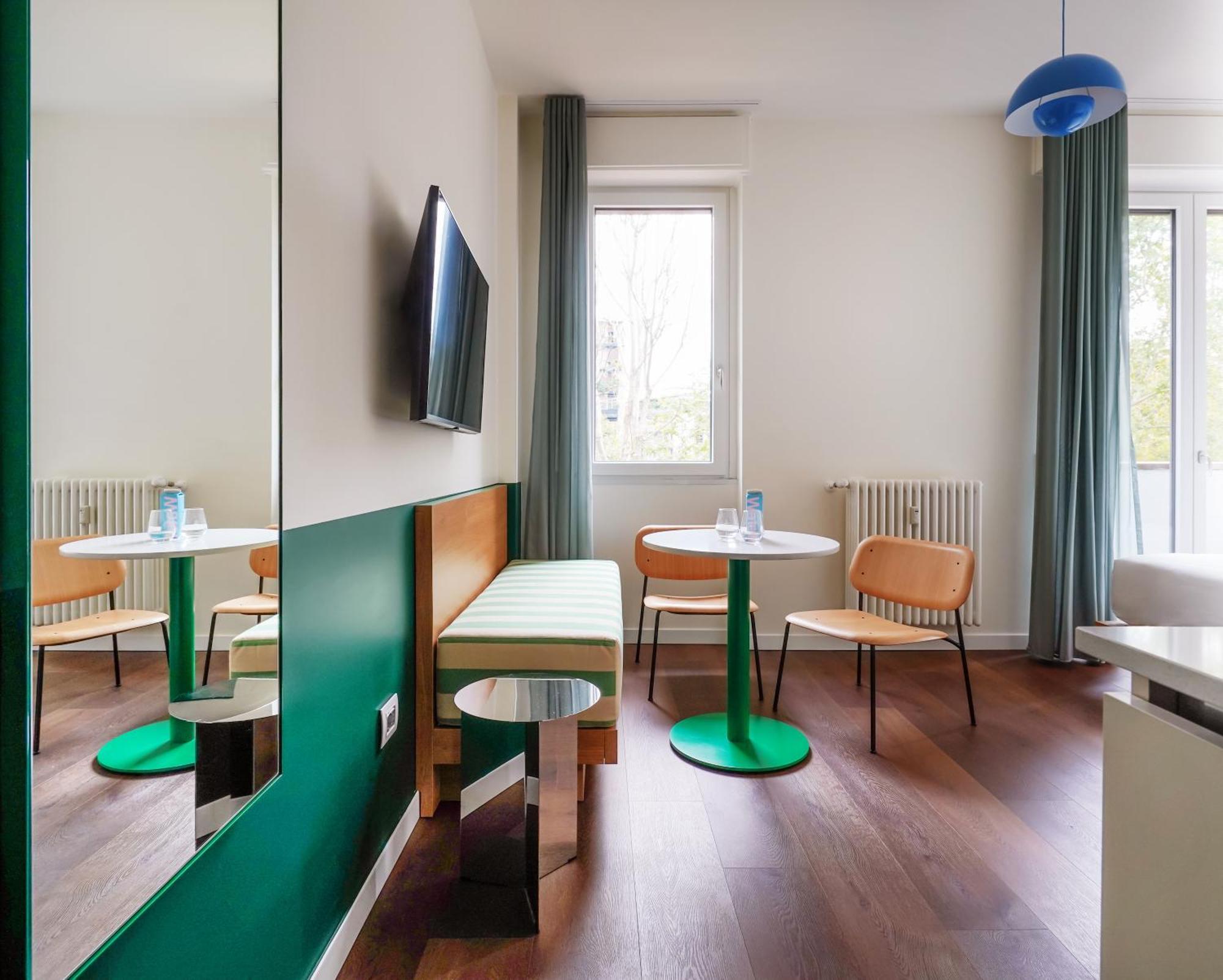 Mittelgroßes Studio mit Küchenzeile