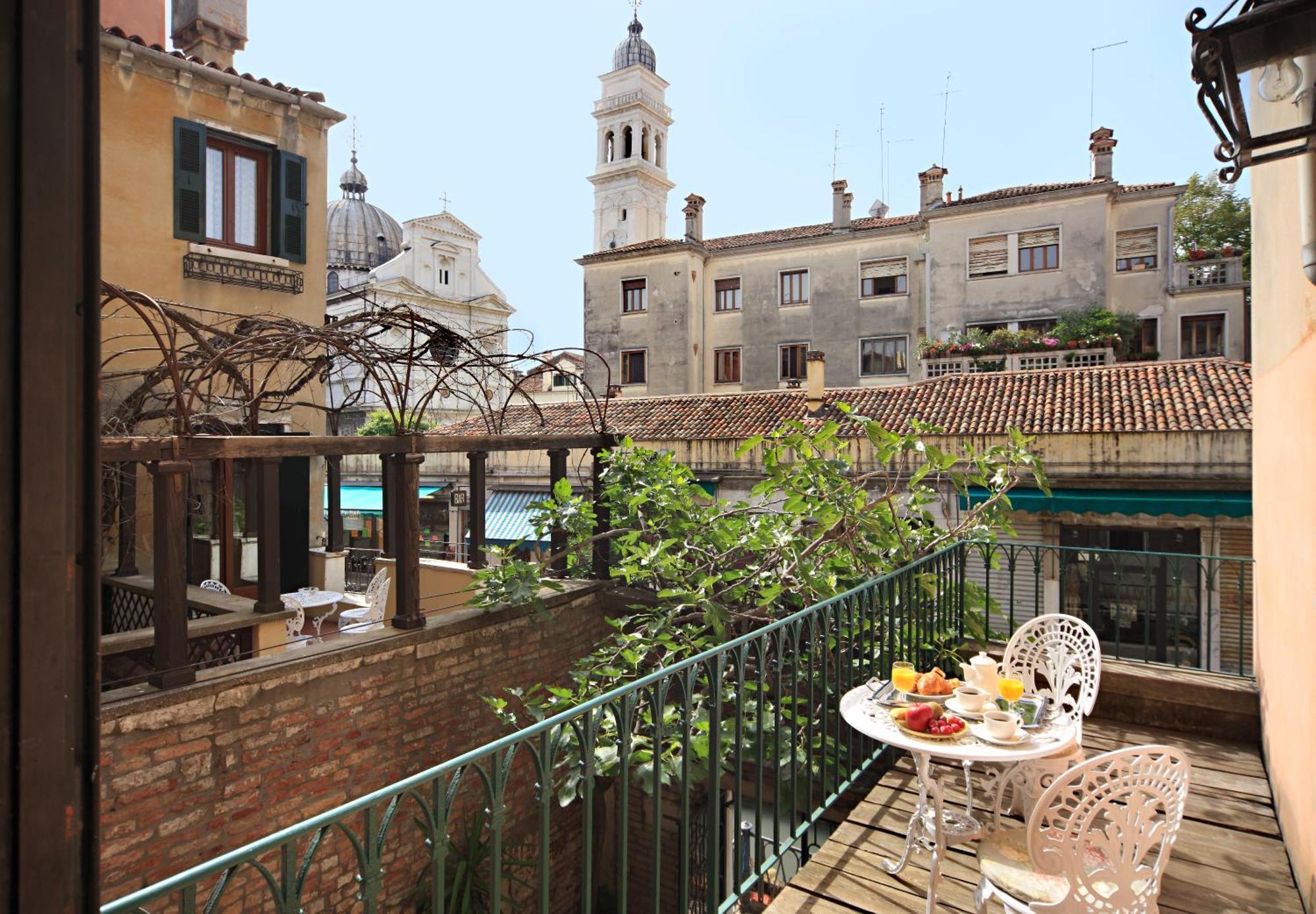 Deluxe Doppel- oder Zweibettzimmer mit Terrasse und Kanalblick