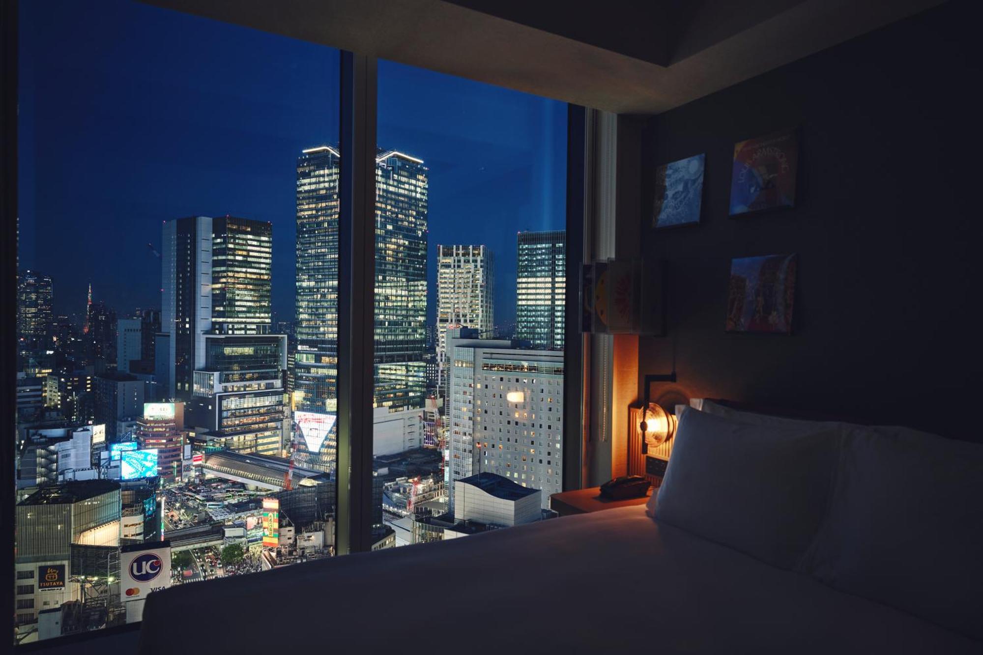 Premium Zimmer mit Kingsize-Bett, separatem Bad und Blick auf den Stadt - obere Etage