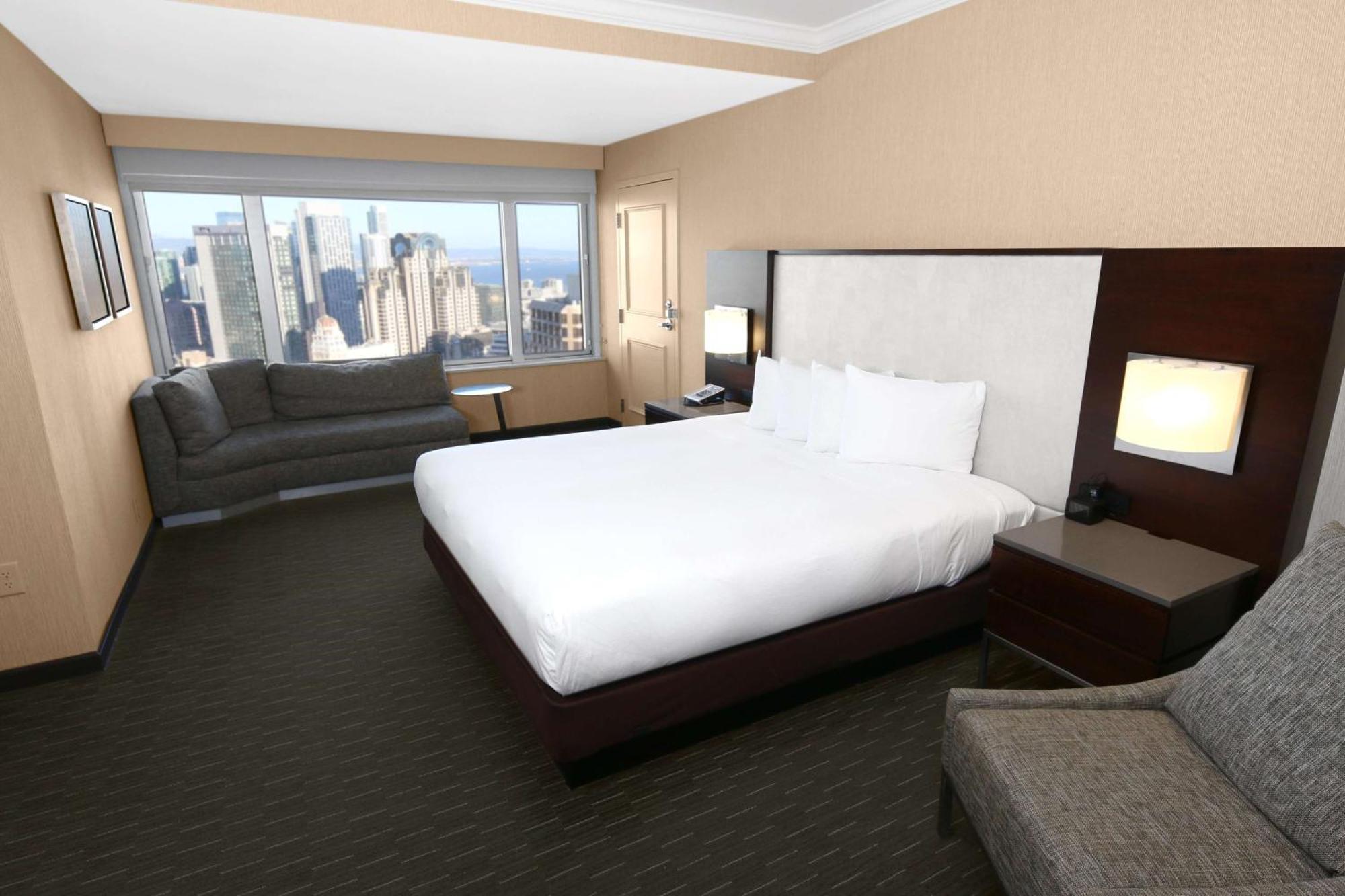 Junior Suite mit Kingsize-Bett und Aussicht auf die Skyline