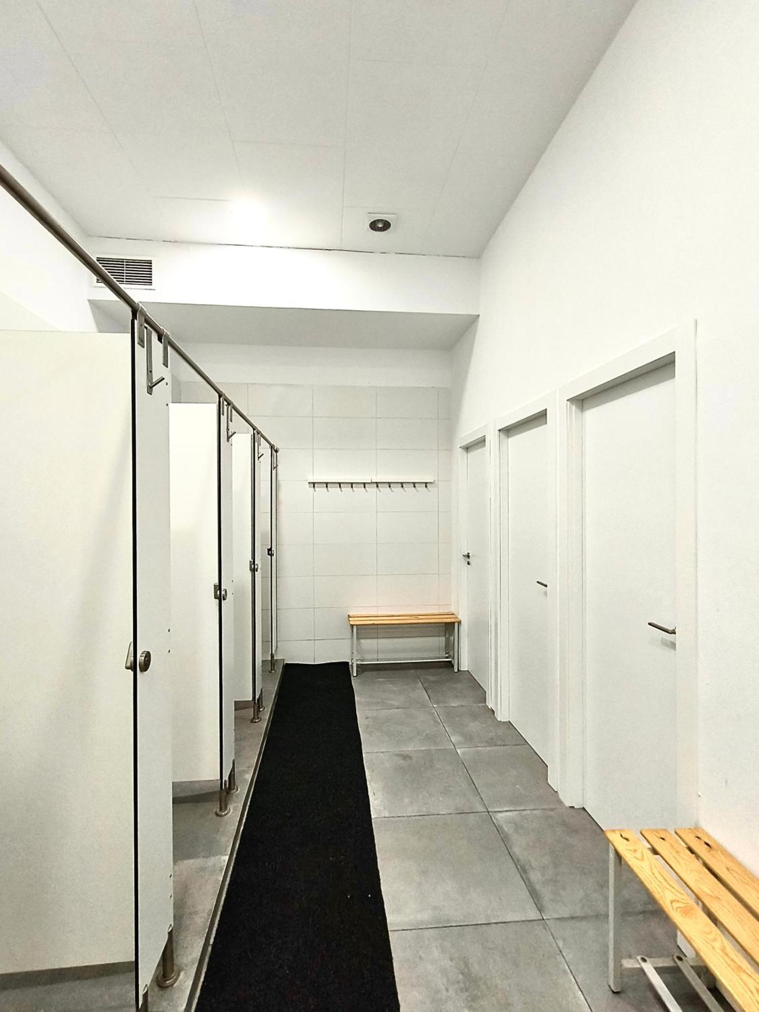 Einzelbett im gemischten Schlafsaal
