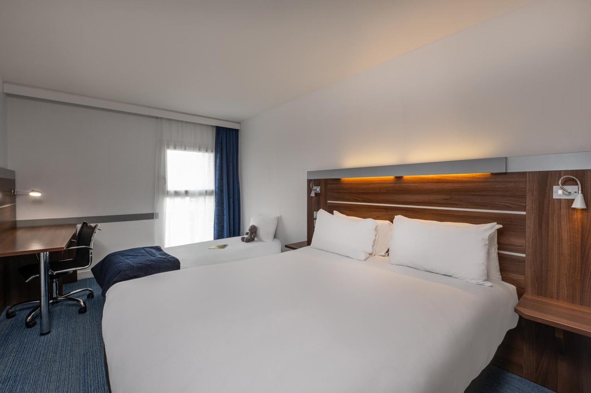 Dreibettzimmer mit 1 Doppelbett und 1 Einzelbett