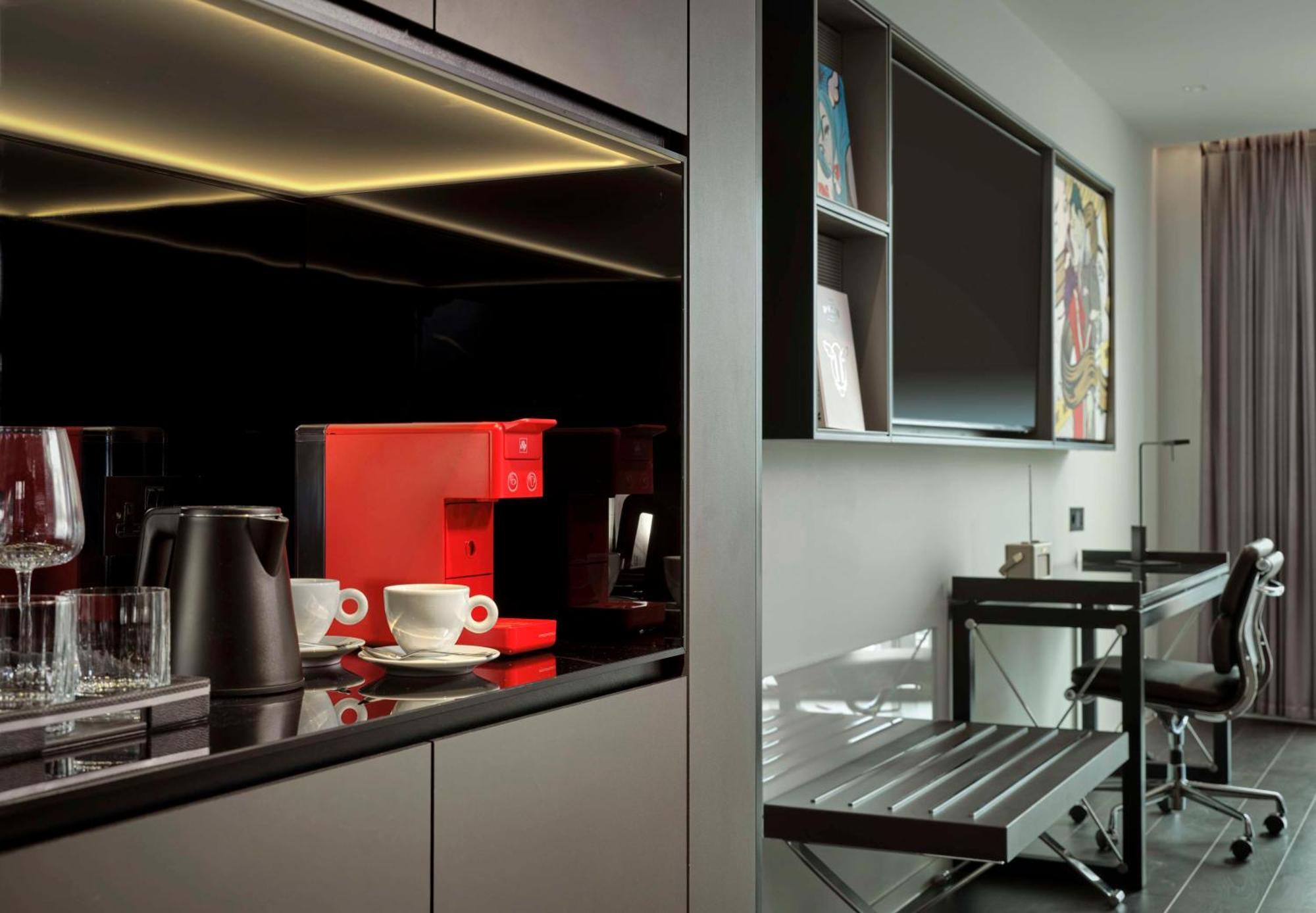 Suite mit 1 Schlafzimmer mit Kingsize-Bett und Blick auf die Skyline