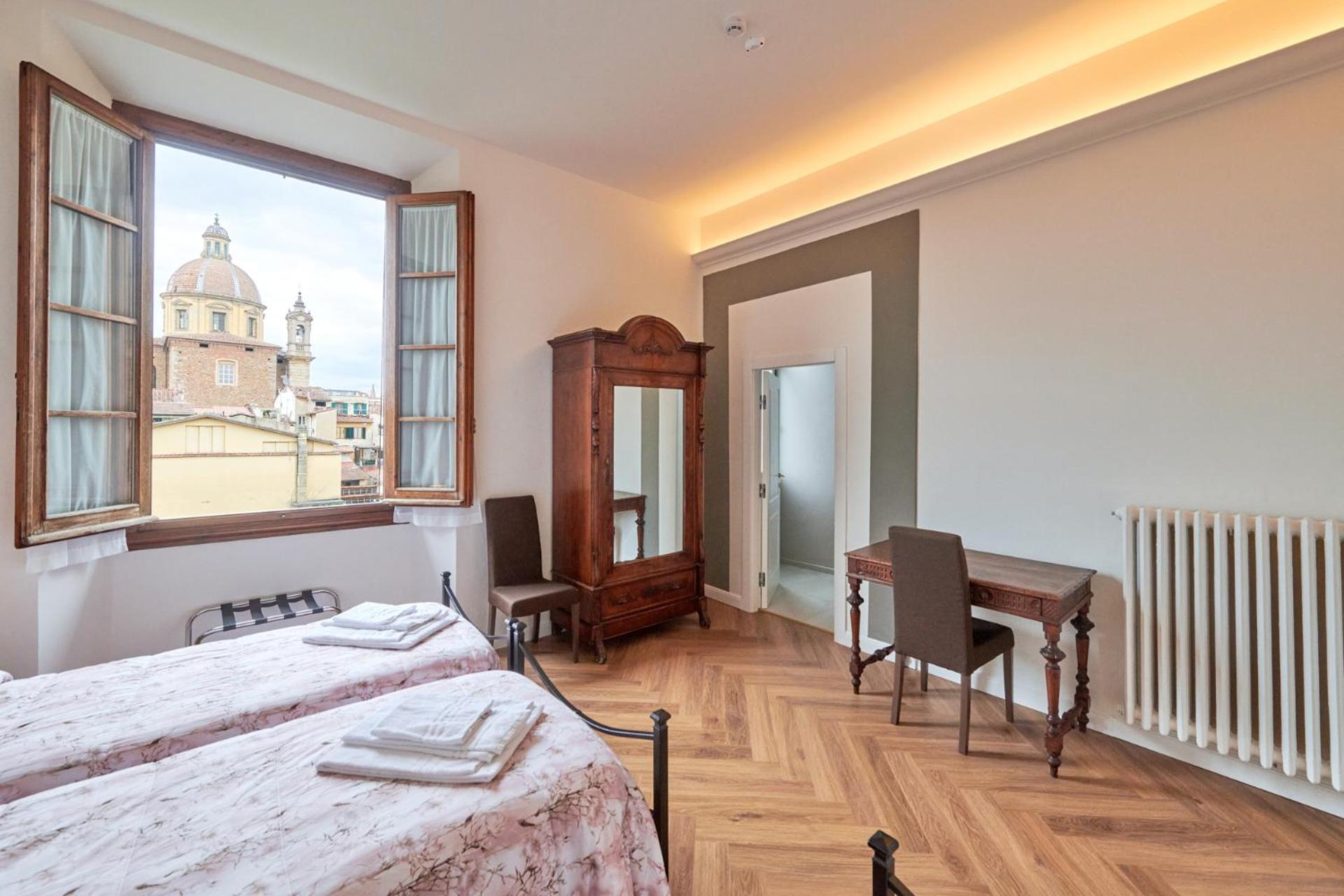 Dreibettzimmer mit eigenem externen Bad