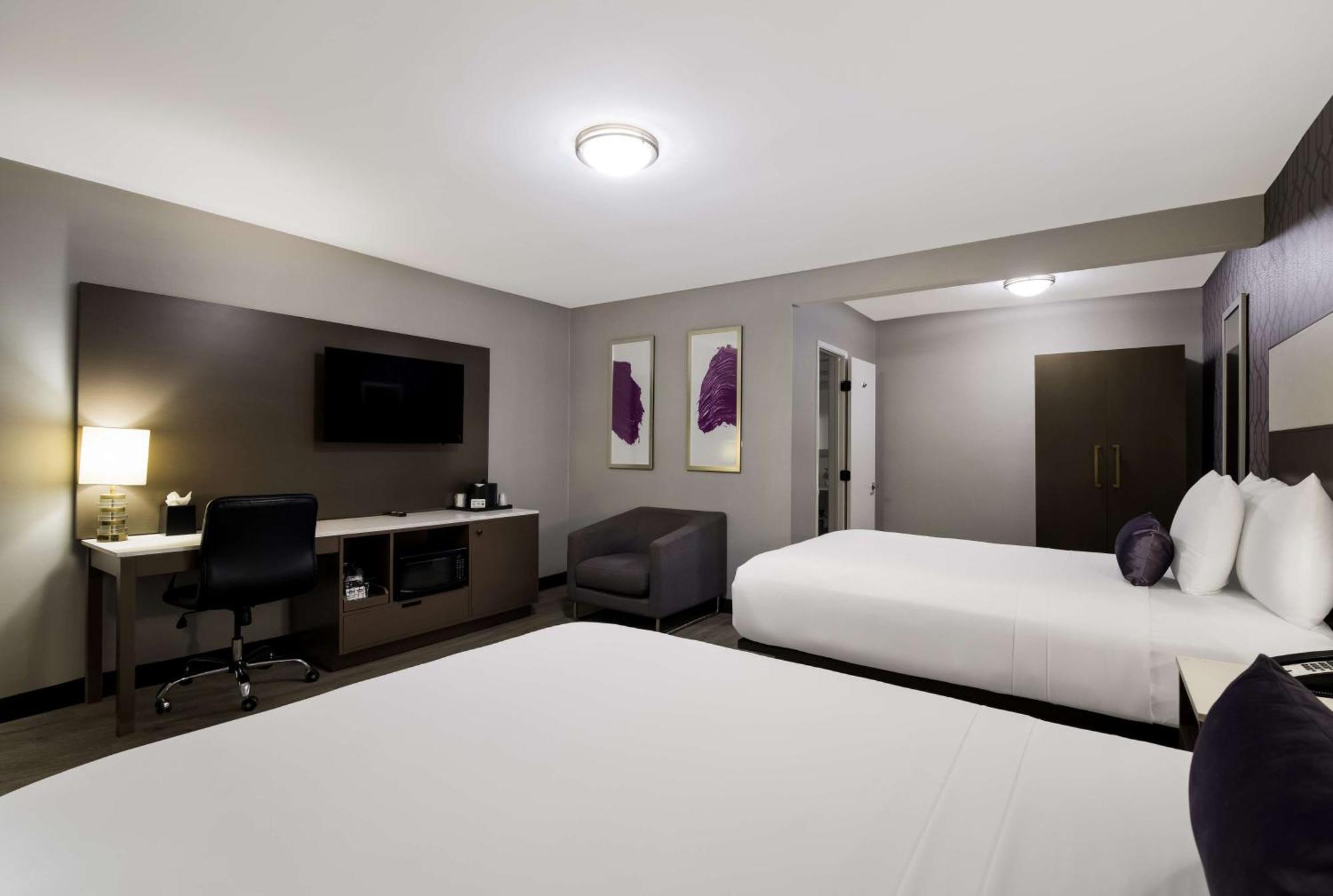 Doppelzimmer mit 2 Doppelbetten und ebenerdiger Dusche