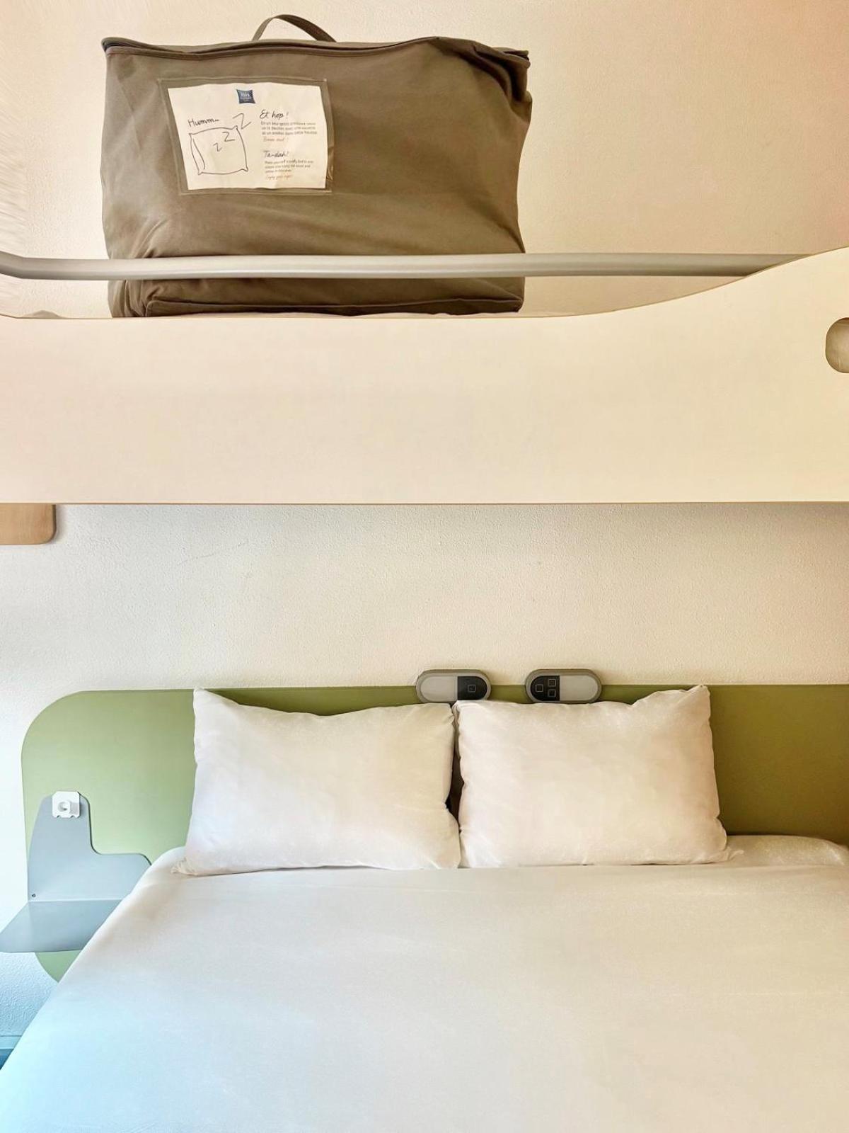 Dreibettzimmer mit 1 Doppelbett und 1 Etagenbett
