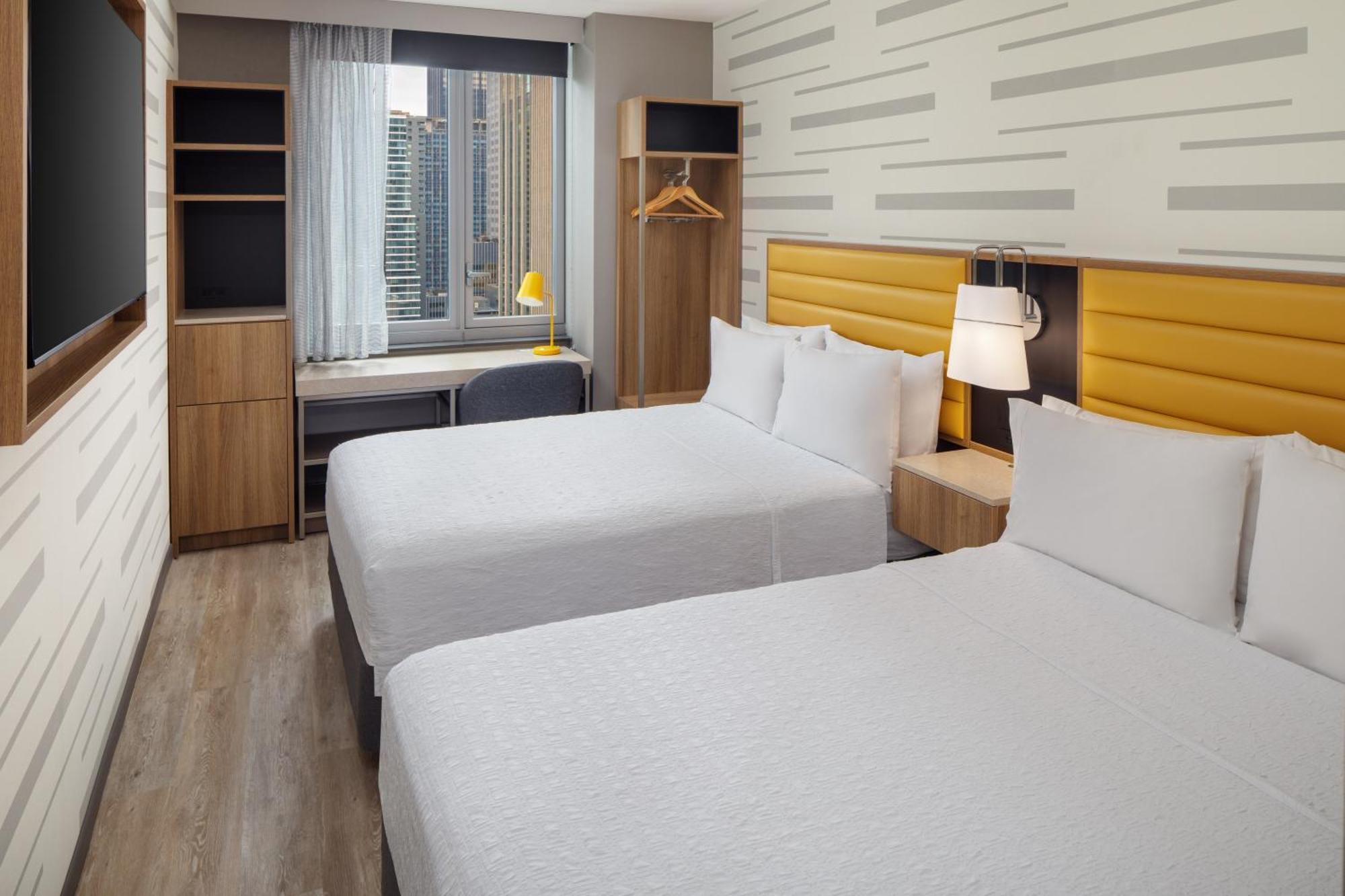 Doppelzimmer mit 2 Doppelbetten und Blick auf Sehenswürdigkeiten
