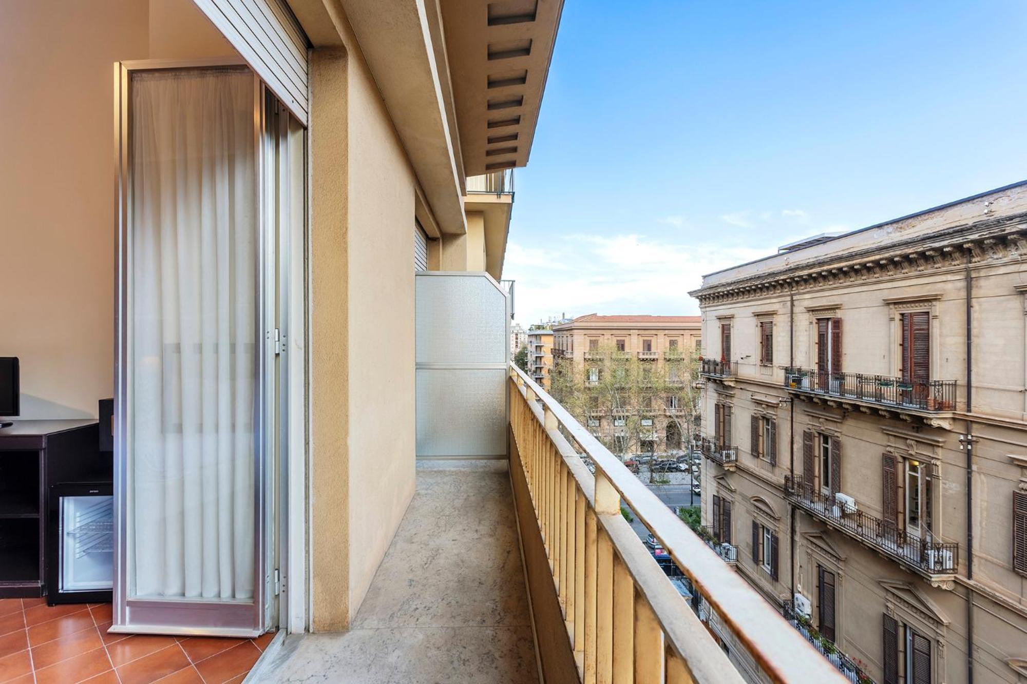 Doppel-/Zweibettzimmer mit Balkon