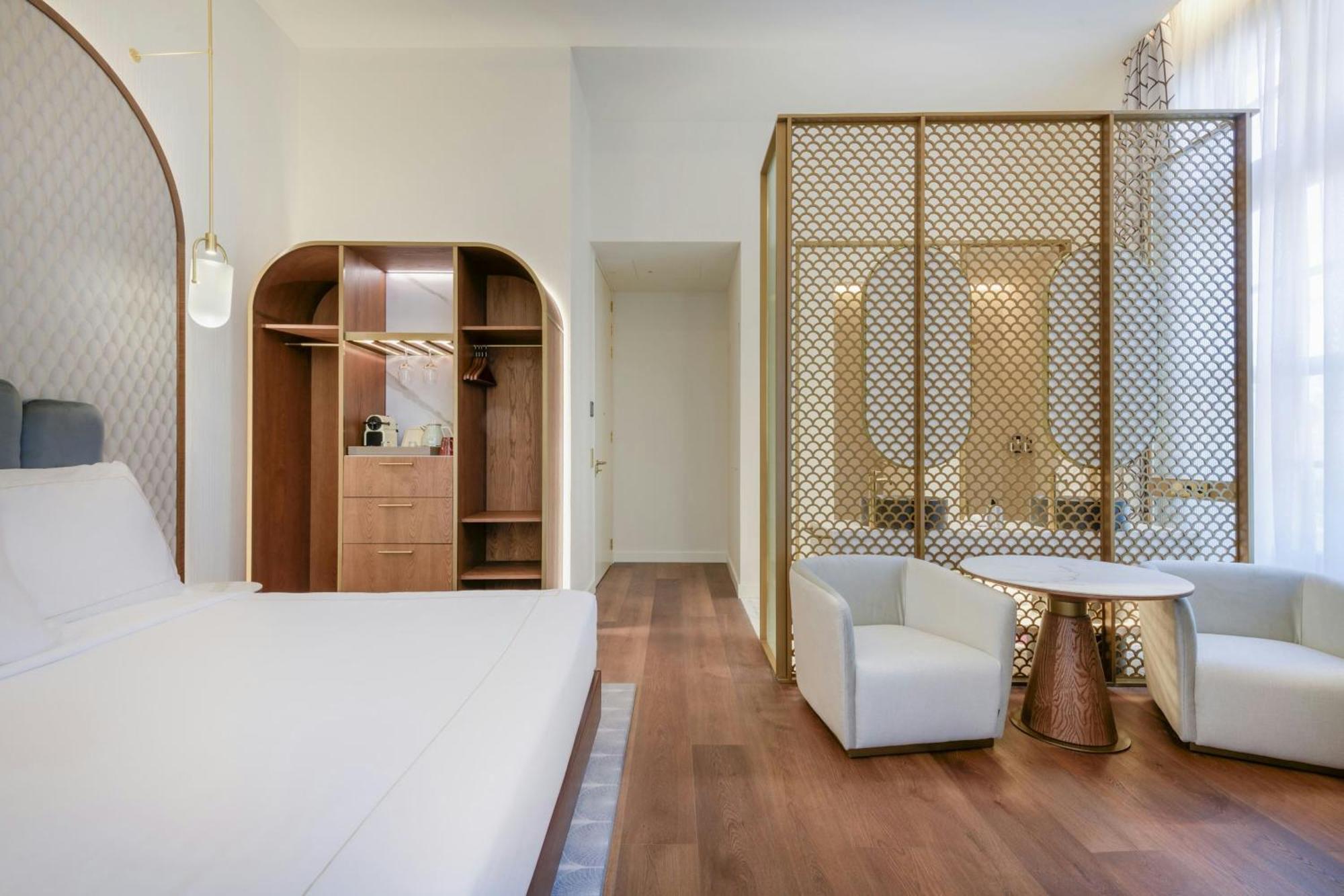 Eckzimmer mit Kingsize-Bett und Stadtblick