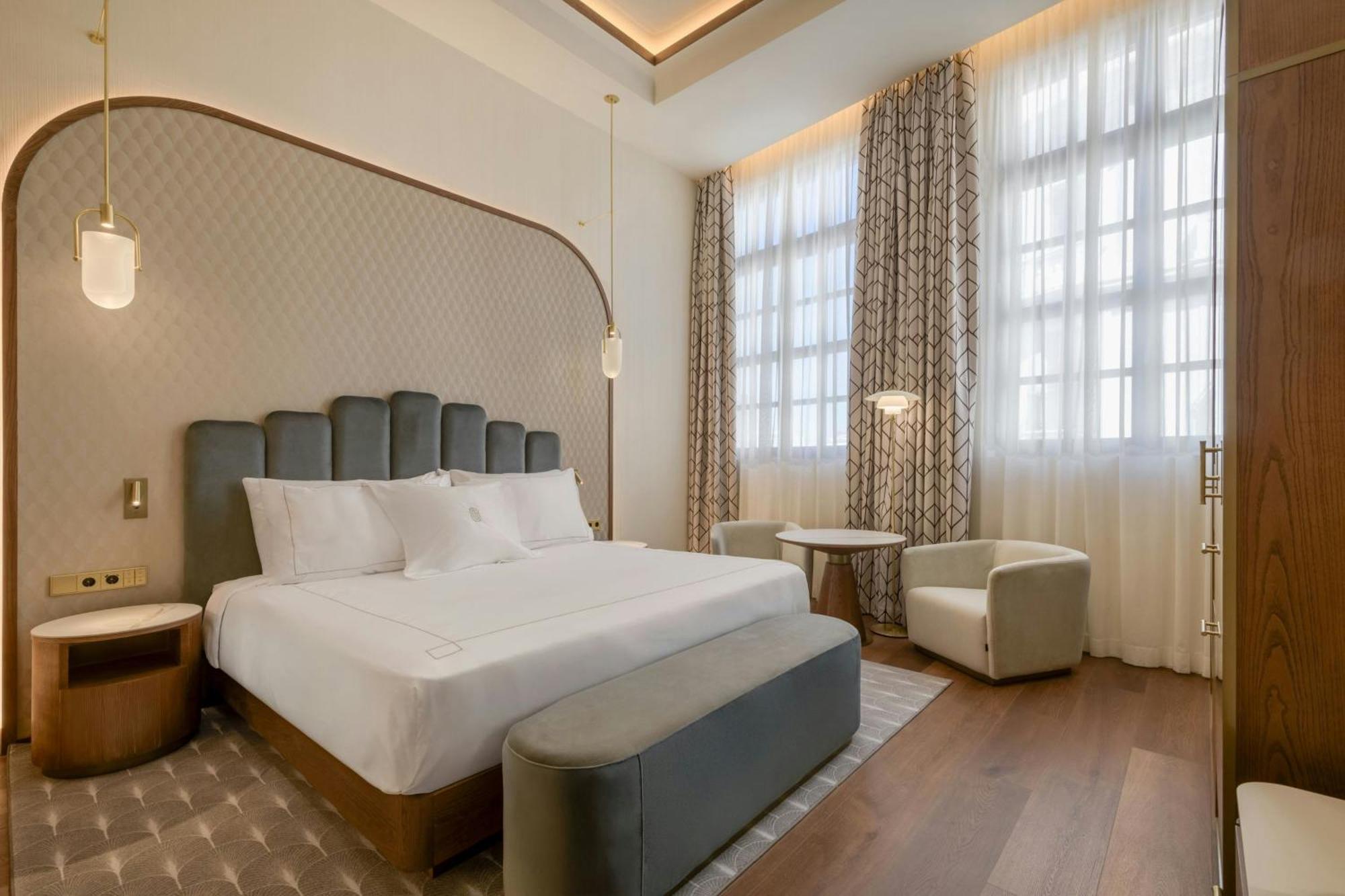 Zimmer mit Kingsize-Bett und Stadtblick