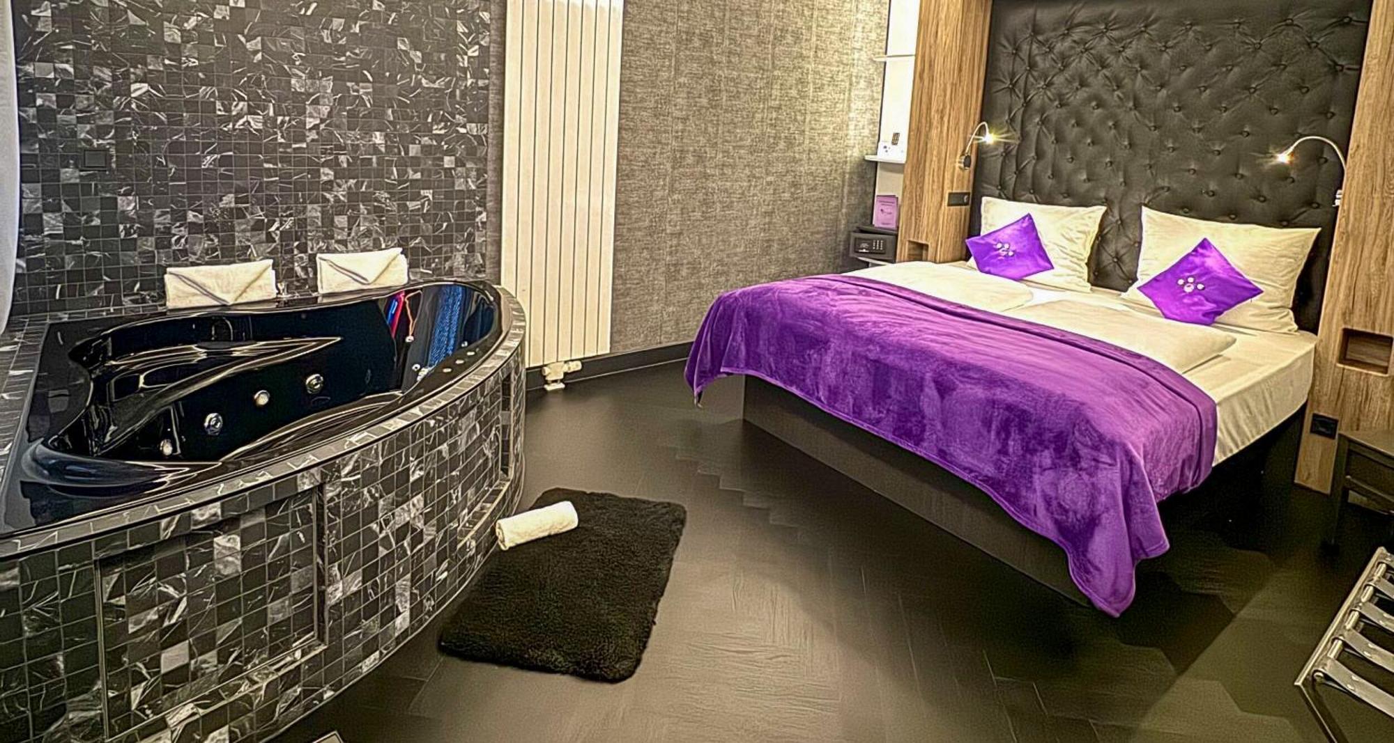 Suite with Spa Bath,1651727246:JPEG
