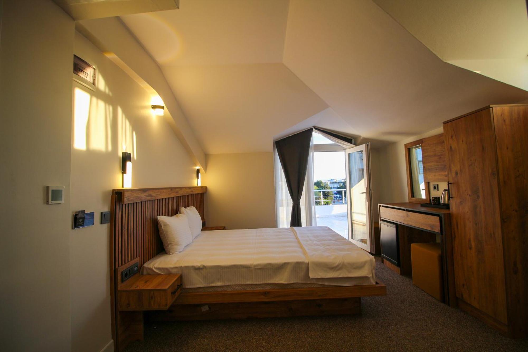 Zimmer mit Kingsize-Bett und Whirlpool