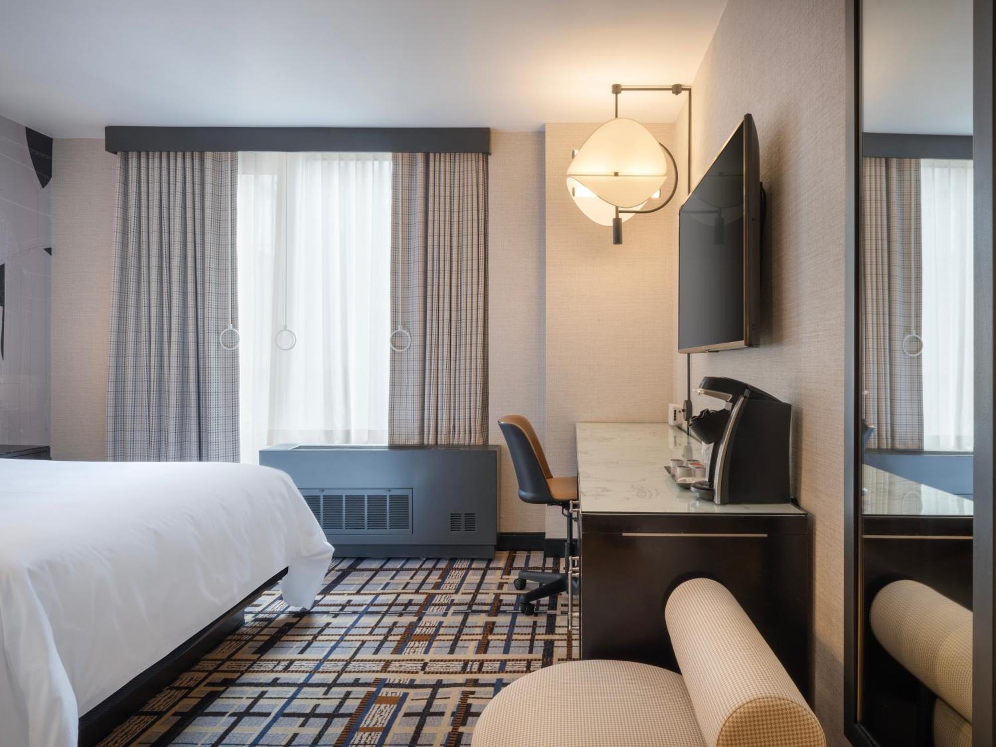 Zimmer mit Queensize-Bett und Badewanne – barrierefrei
