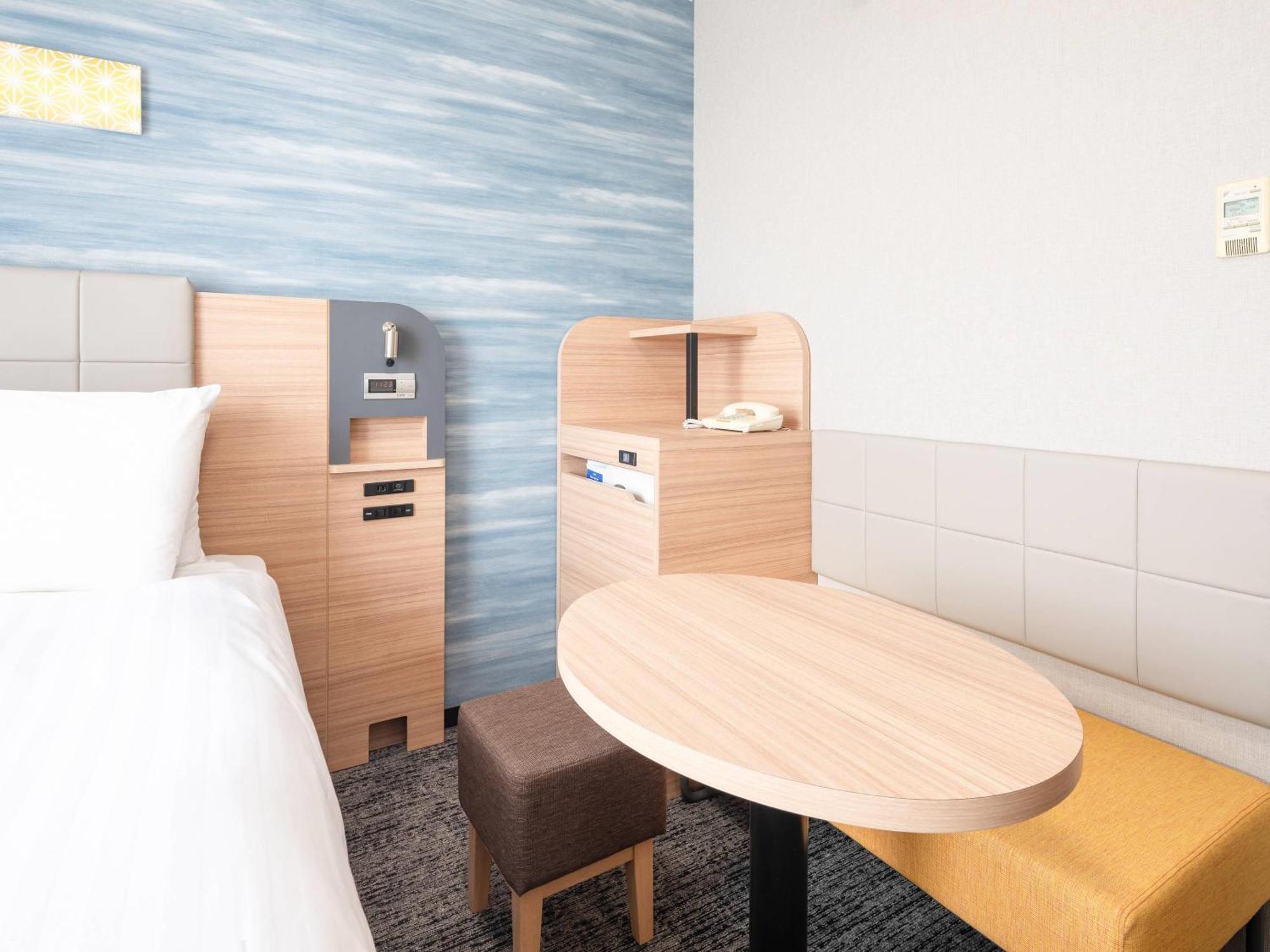 Doppelzimmer mit Tisch und Stühlen - Nichtraucher