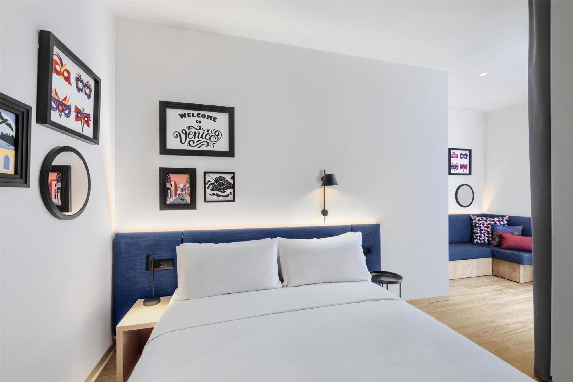Zimmer mit Kingsize-Bett und Schlafsofa