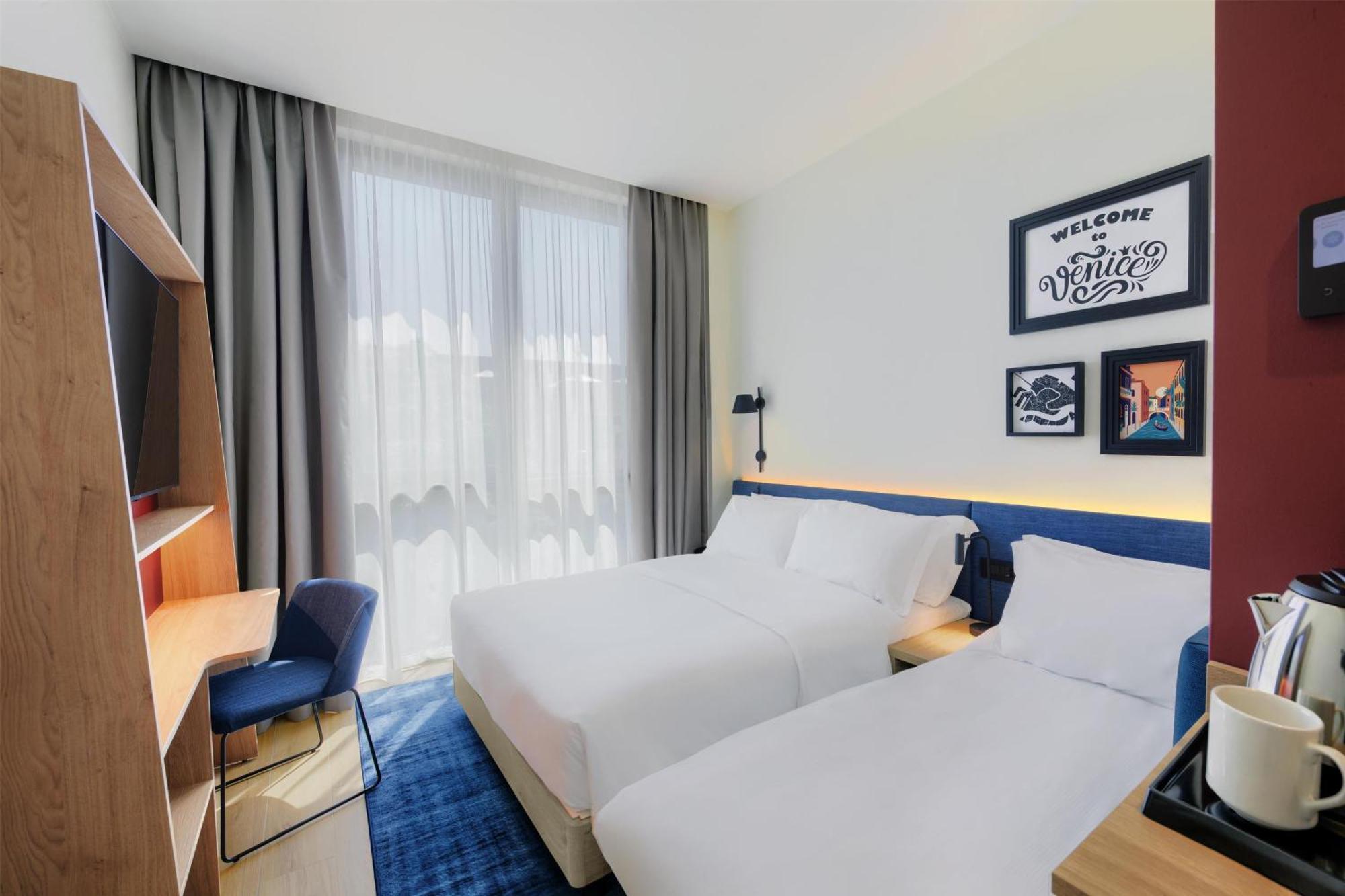 Zimmer mit Queensize-Bett und Schlafsofa