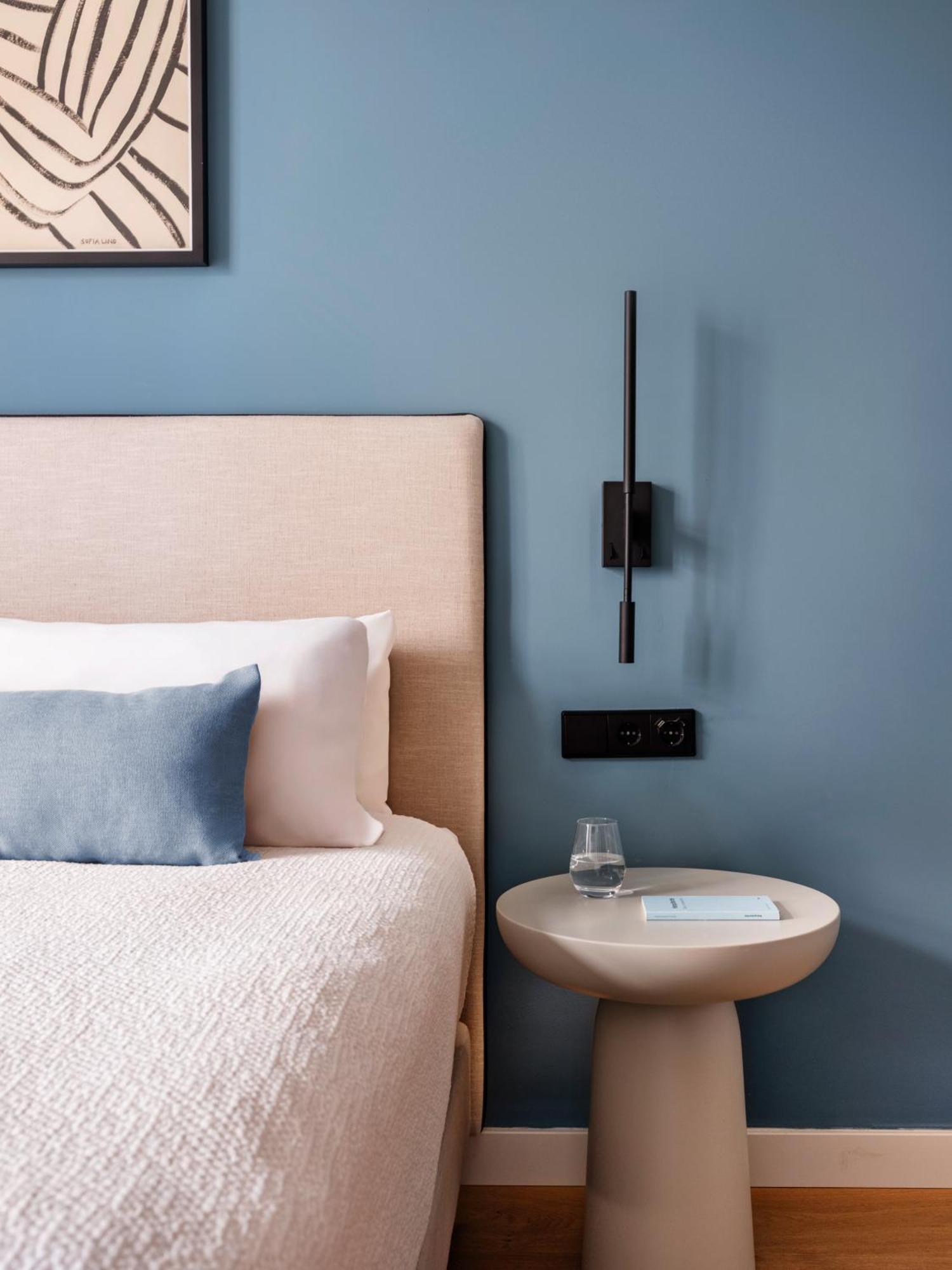 Dieses geräumige Zimmer verfügt über einen separaten Wohnbereich.