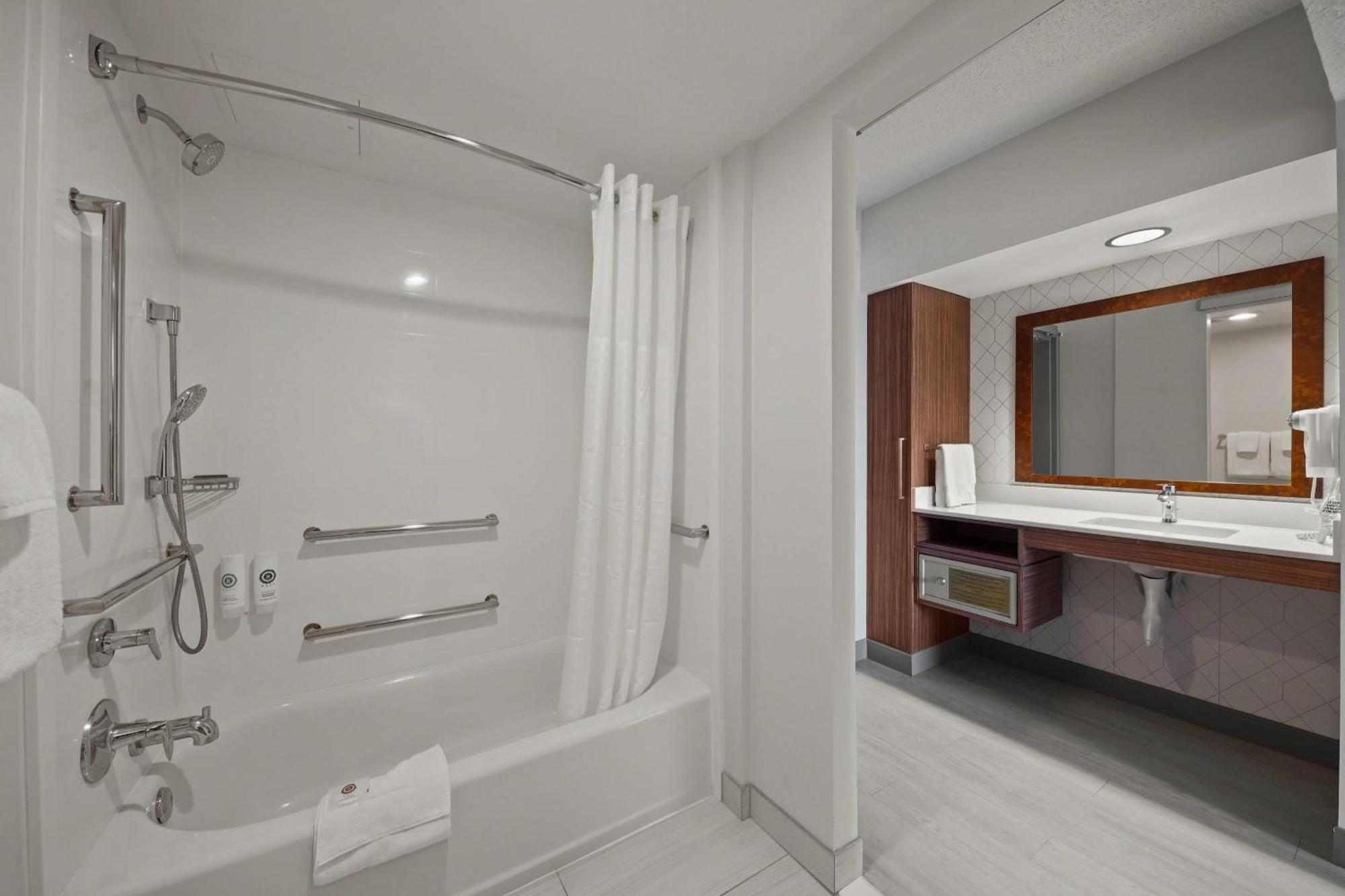 Rollstuhlgerechte Nichtrauchersuite mit Kingsize-Bett