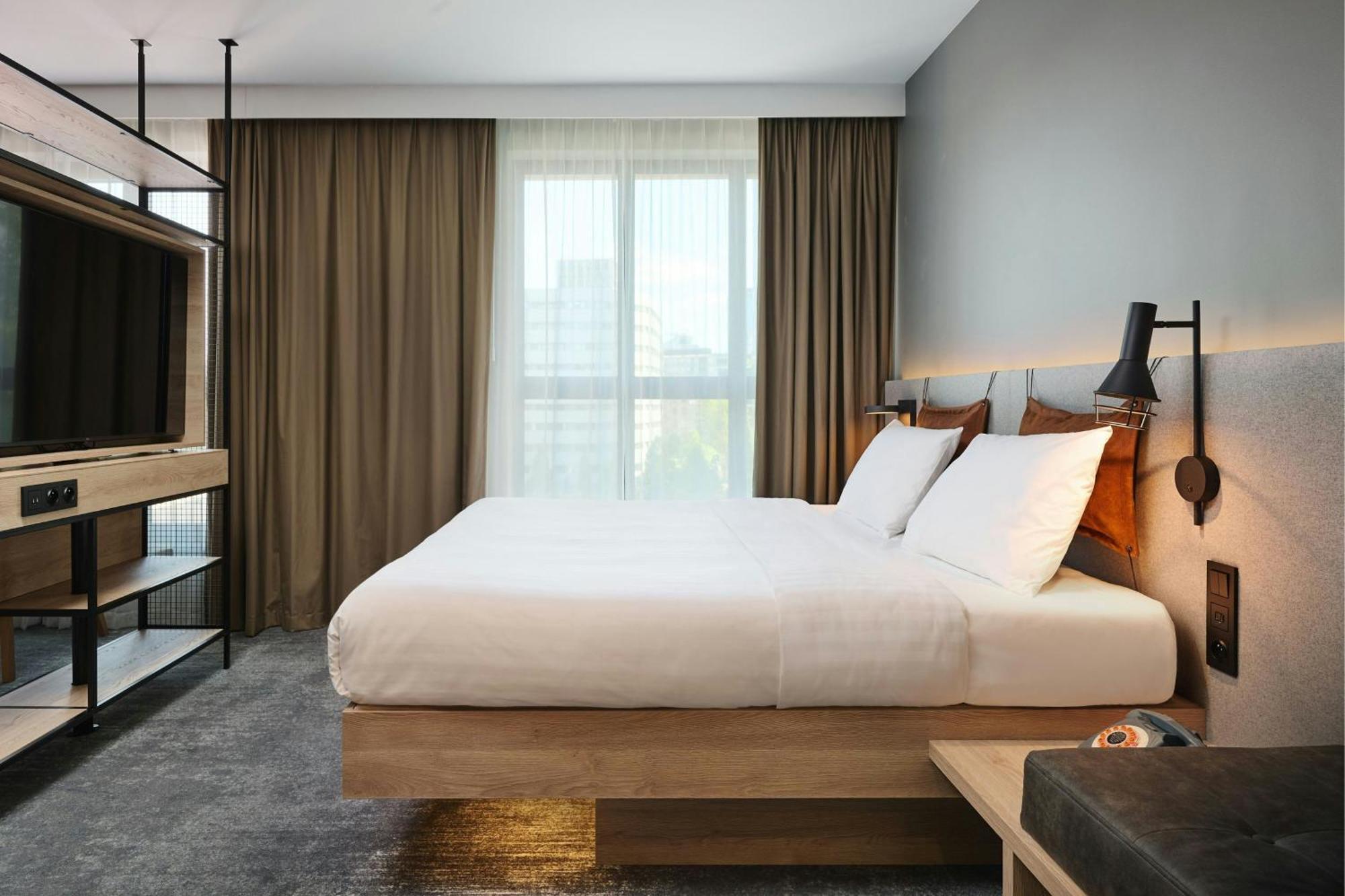 Familienzimmer mit Queensize-Bett und Schlafsofa sowie eingeschränktem Stadtblick