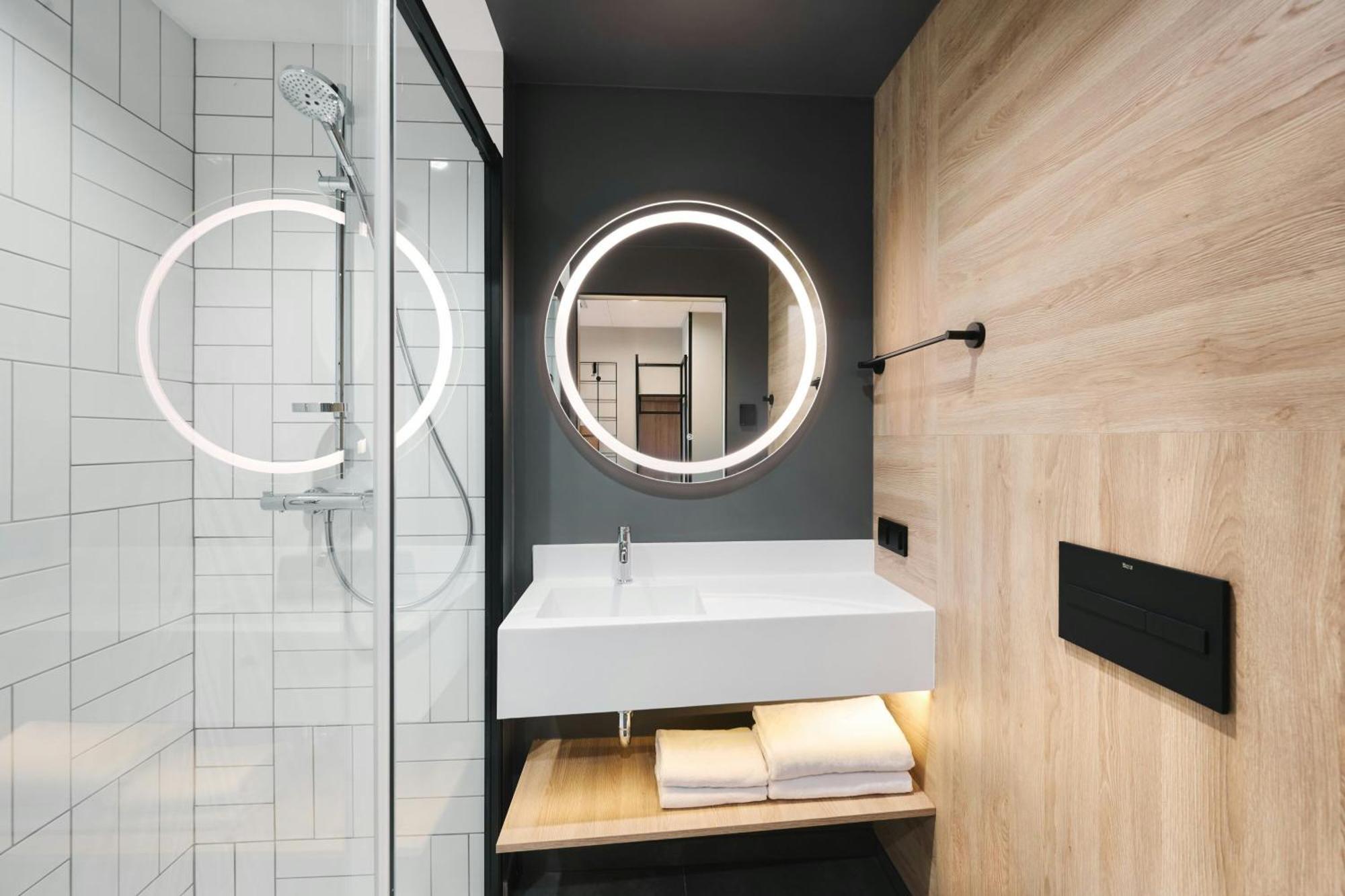 Moxy Cozy Sleeper Zimmer mit Queensize-Bett und Blick auf die Straße