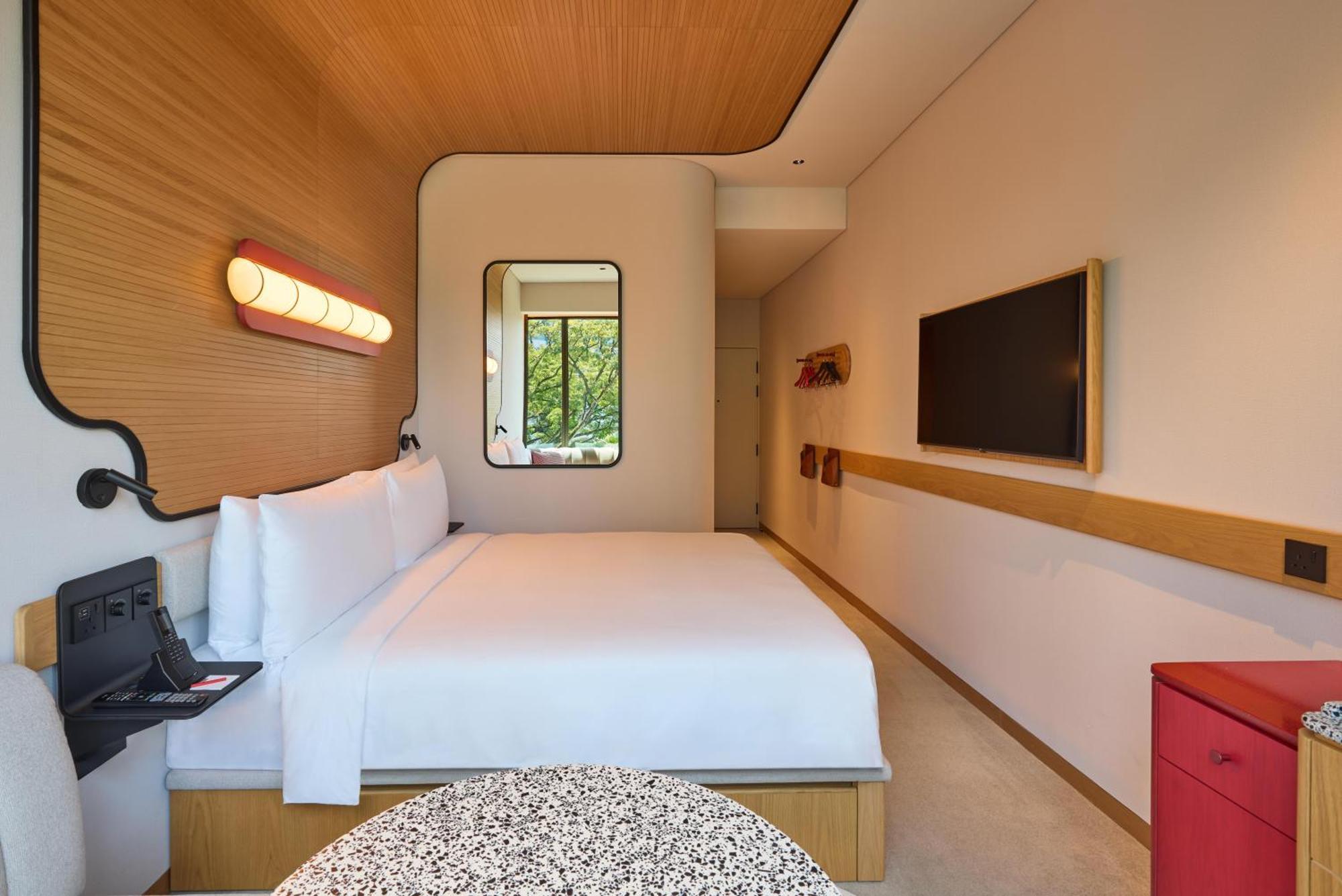 Zimmer mit Kingsize-Bett und Poolblick