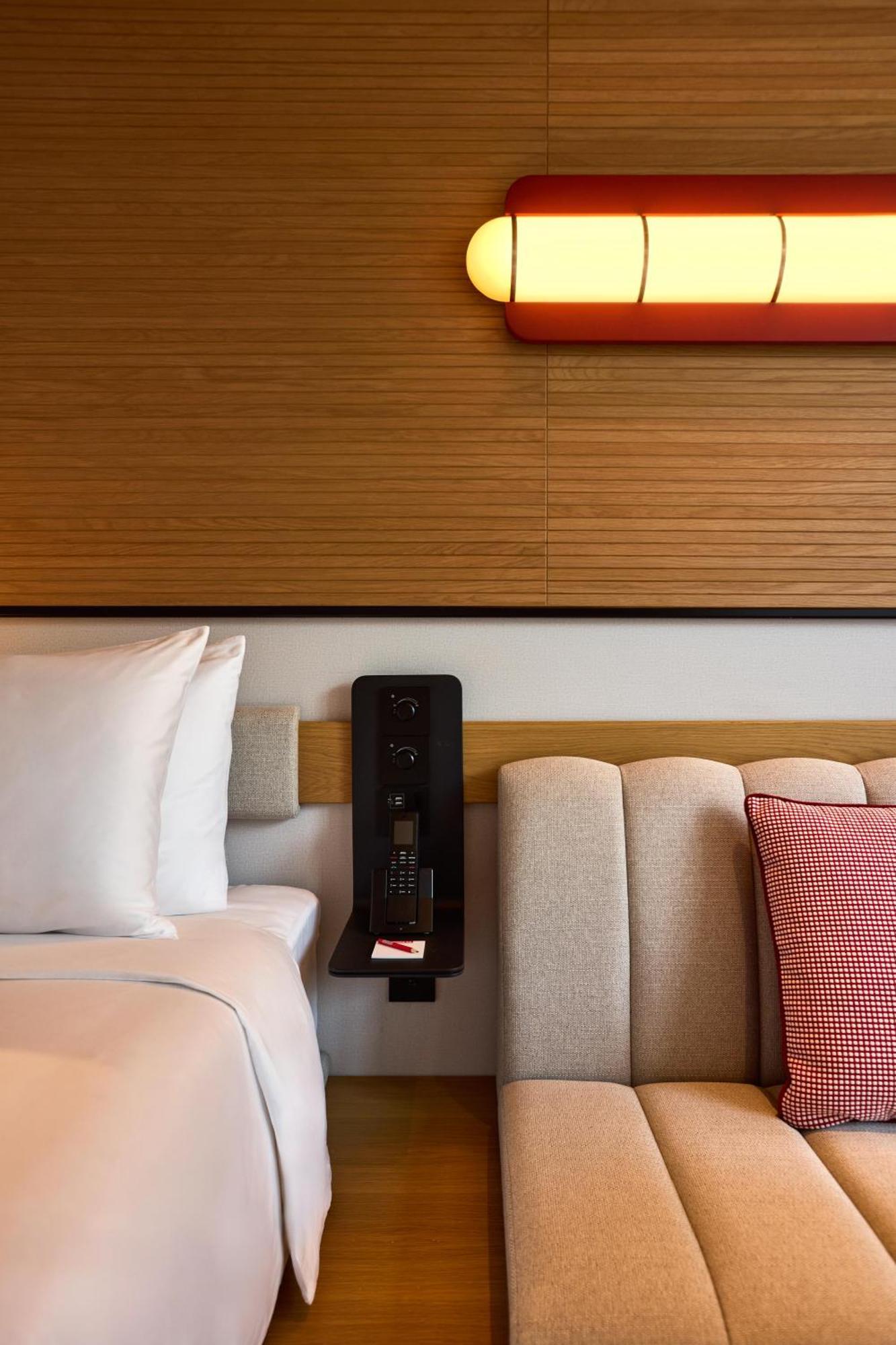 Zweibettzimmer mit Poolblick