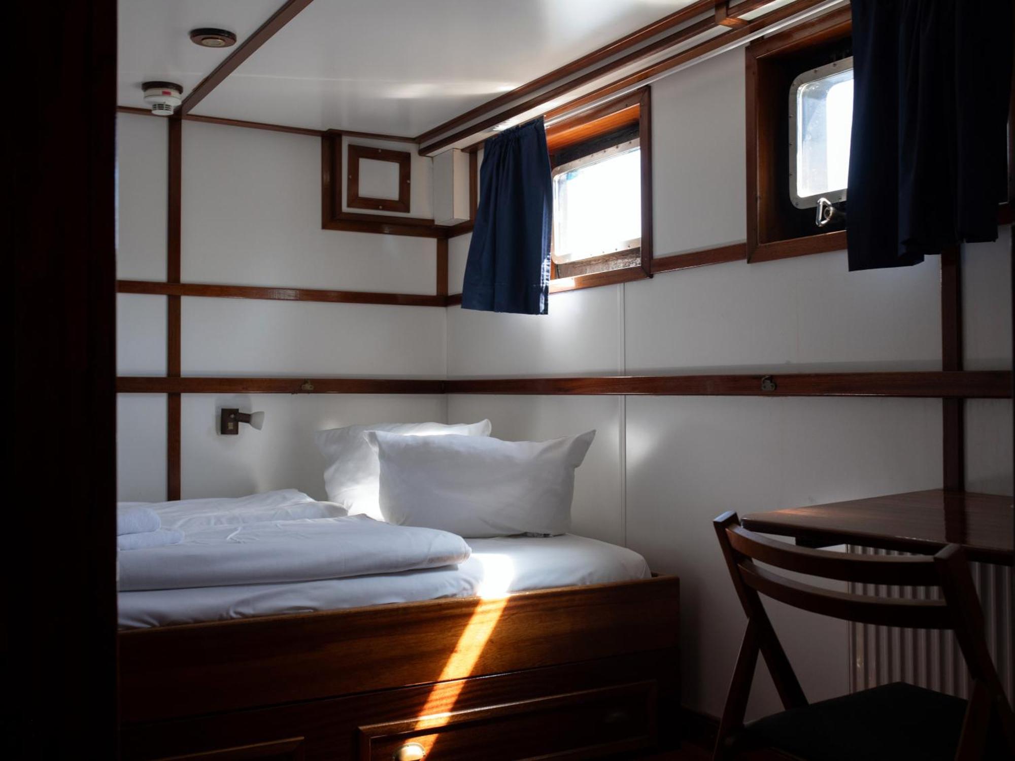 Doppelzimmer mit Seeblick an Bord eines Schiffs