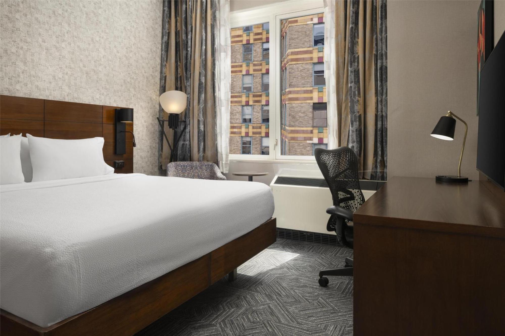 Zimmer mit Kingsize-Bett und barrierefreier Badewanne