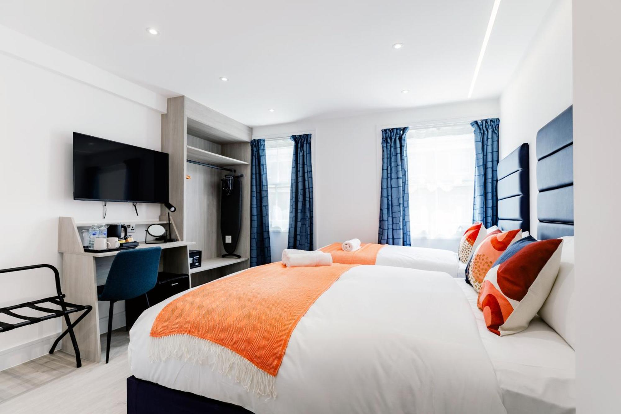 Dreibettzimmer mit Dusche