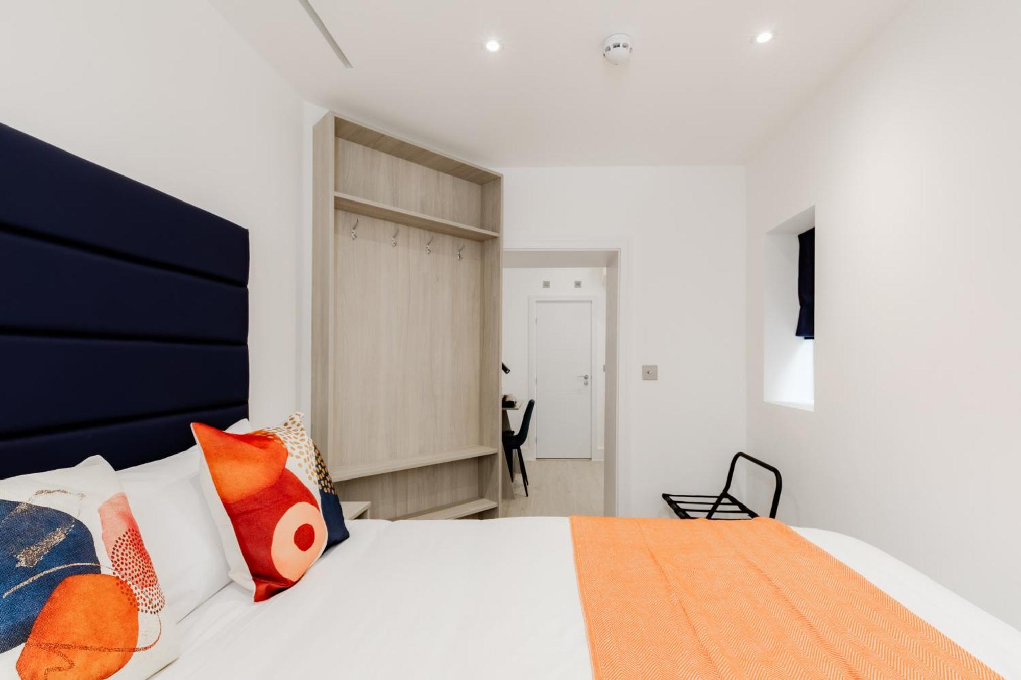 Vierbettzimmer mit Dusche