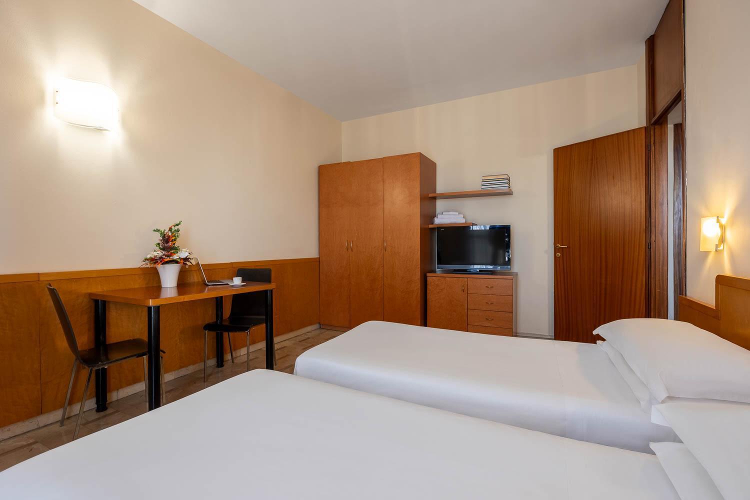 Zweibettzimmer mit Küchenzeile