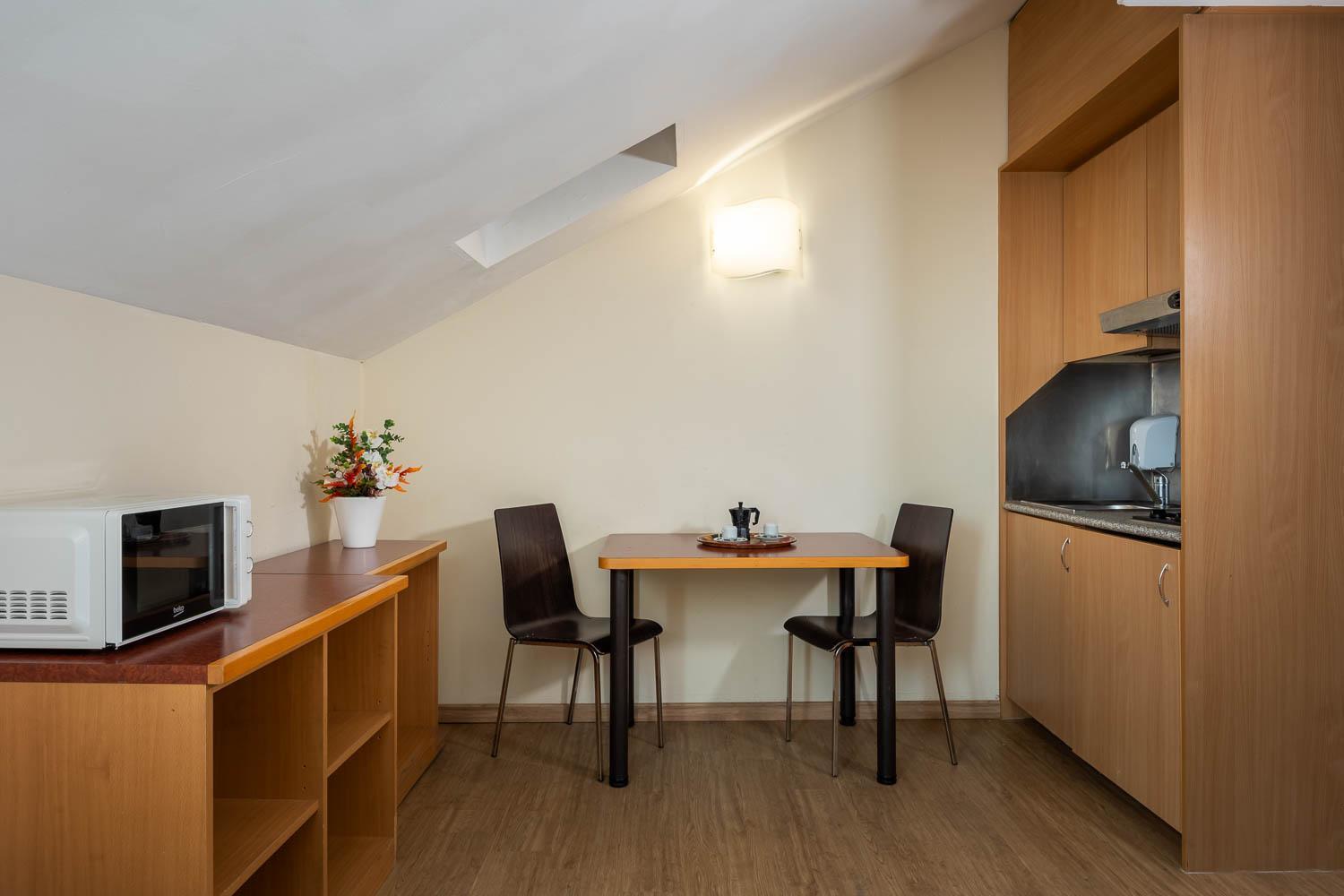 Dreibettzimmer mit Küchenzeile