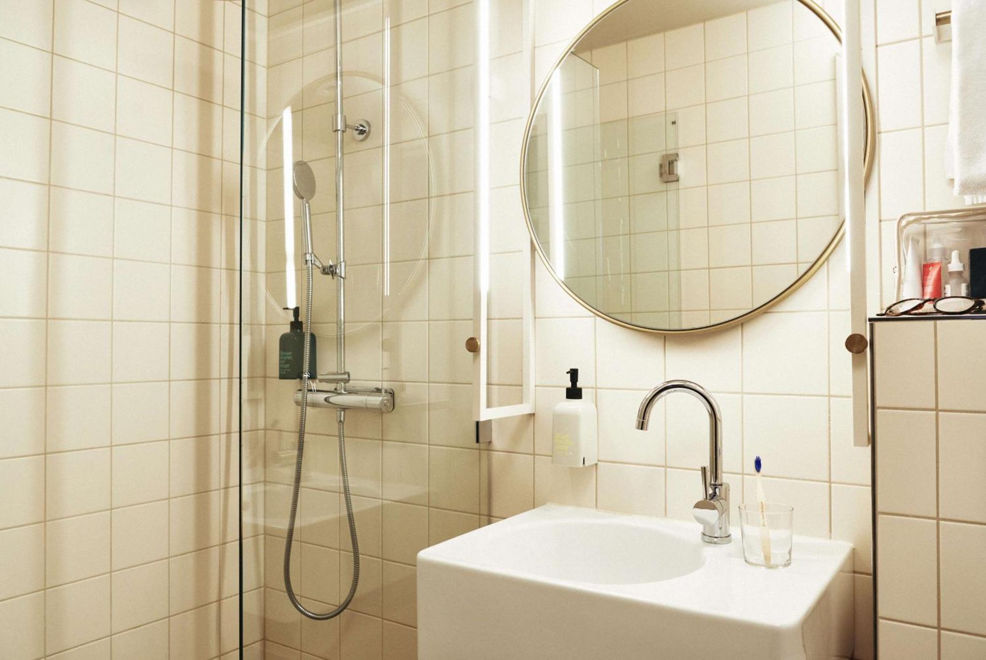 Zimmer mit Queensize-Bett – keine Fenster