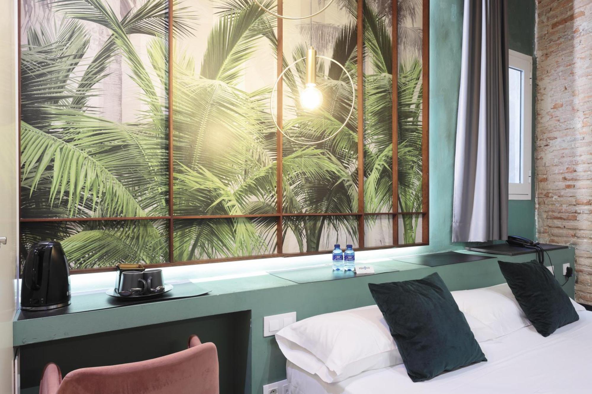 Innenliegendes Doppelzimmer mit Whirlpool-Badewanne