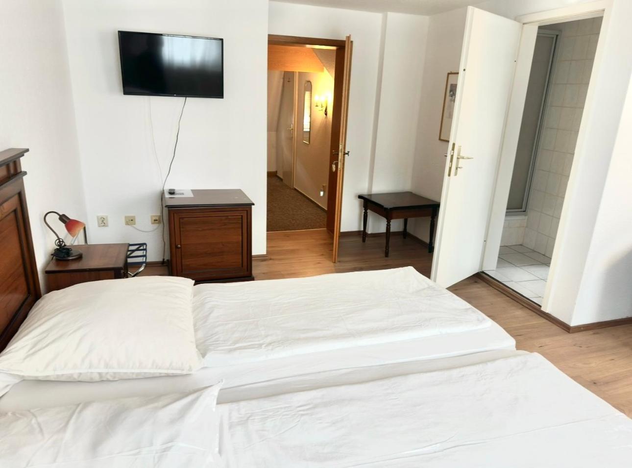 Doppel-/Zweibettzimmer mit eigenem Bad