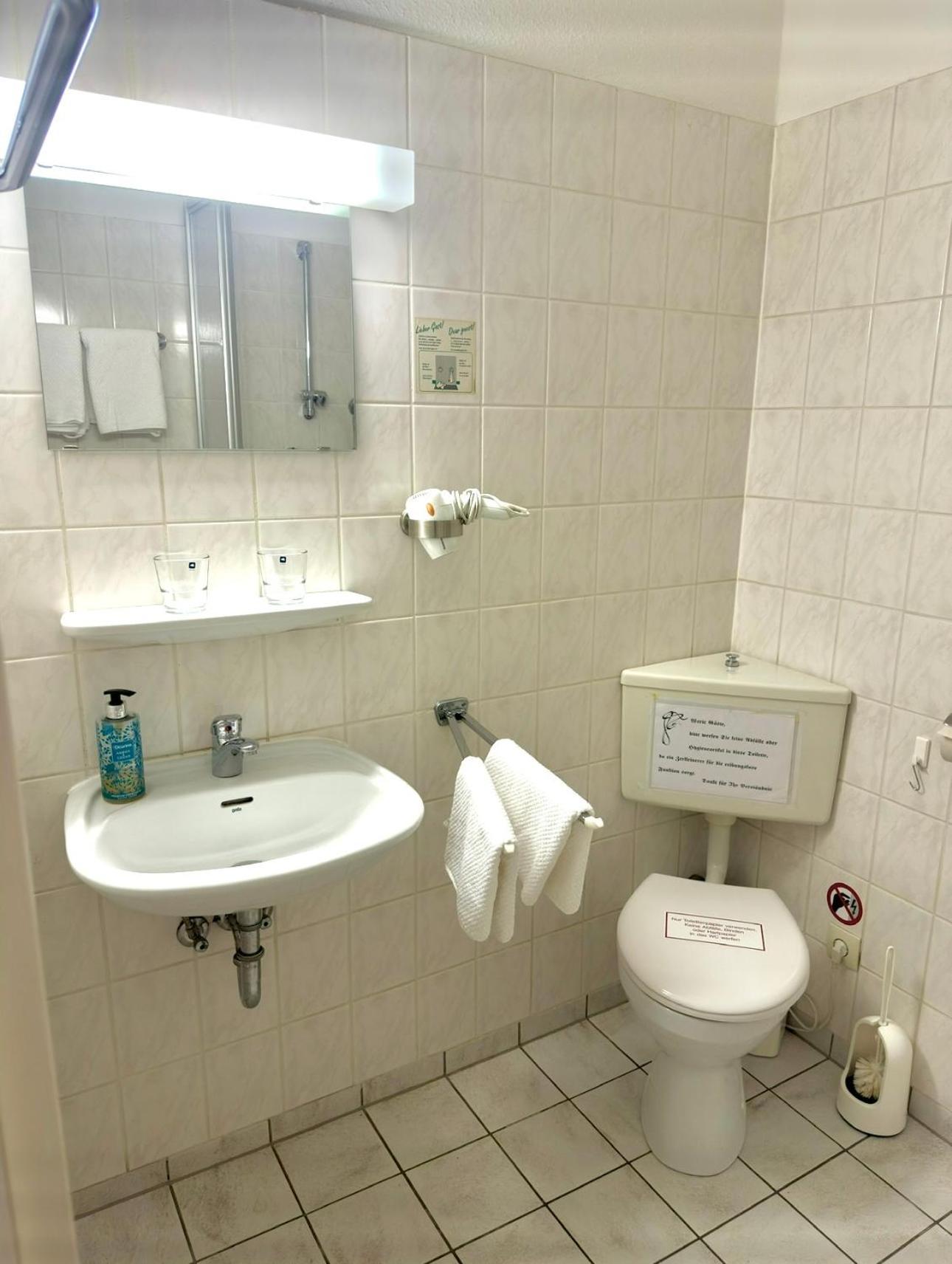 Doppel-/Zweibettzimmer mit eigenem Bad