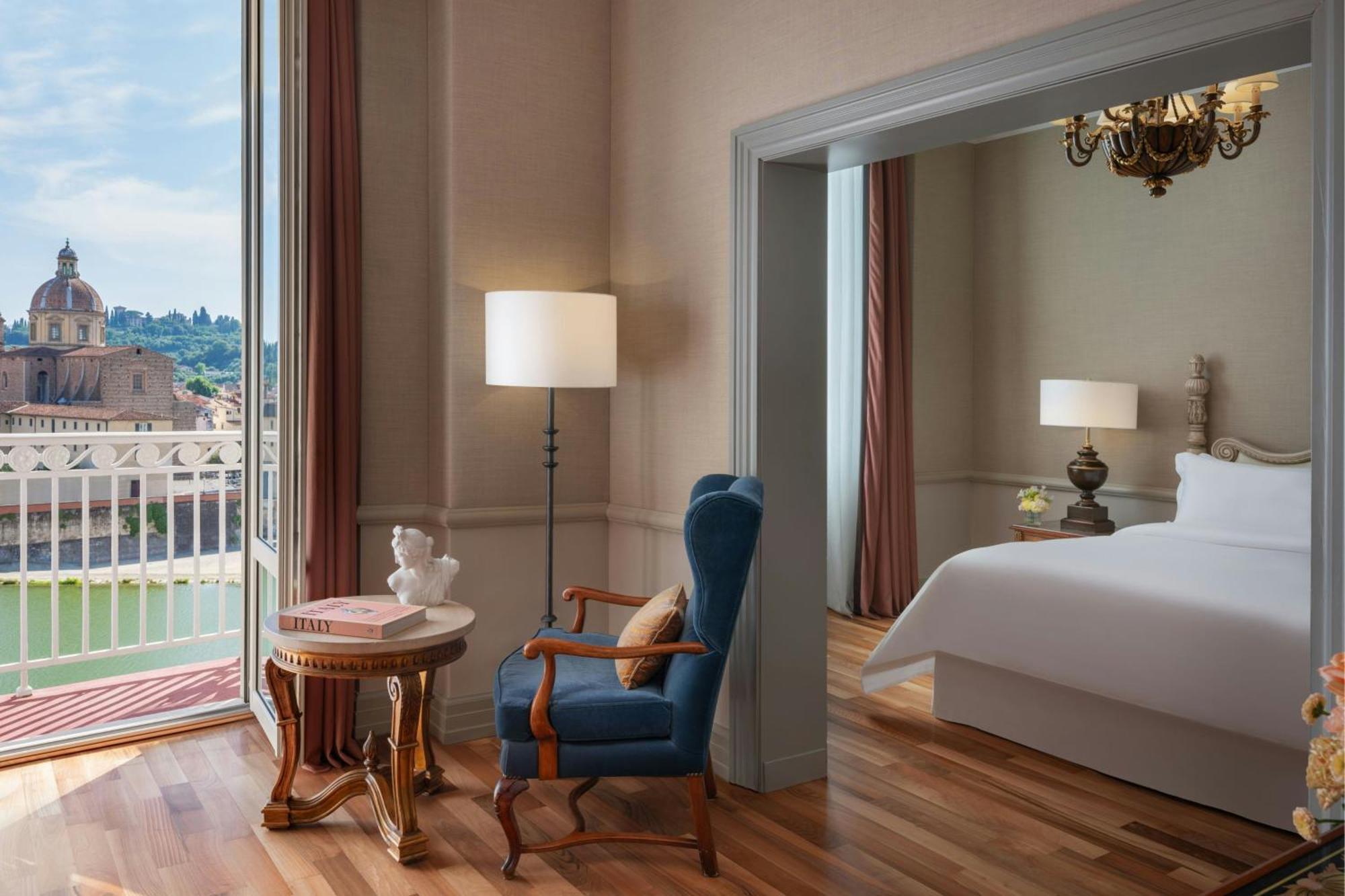 Junior Suite mit Kingsize-Bett und Flussblick