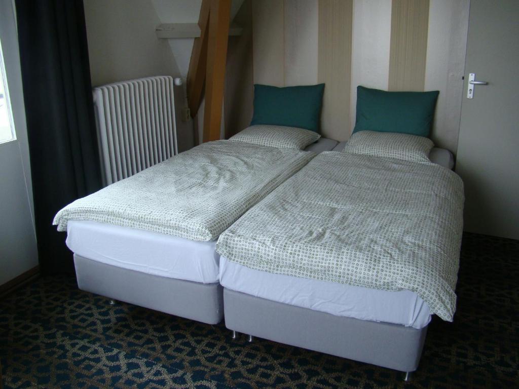 Zweibettzimmer mit Balkon