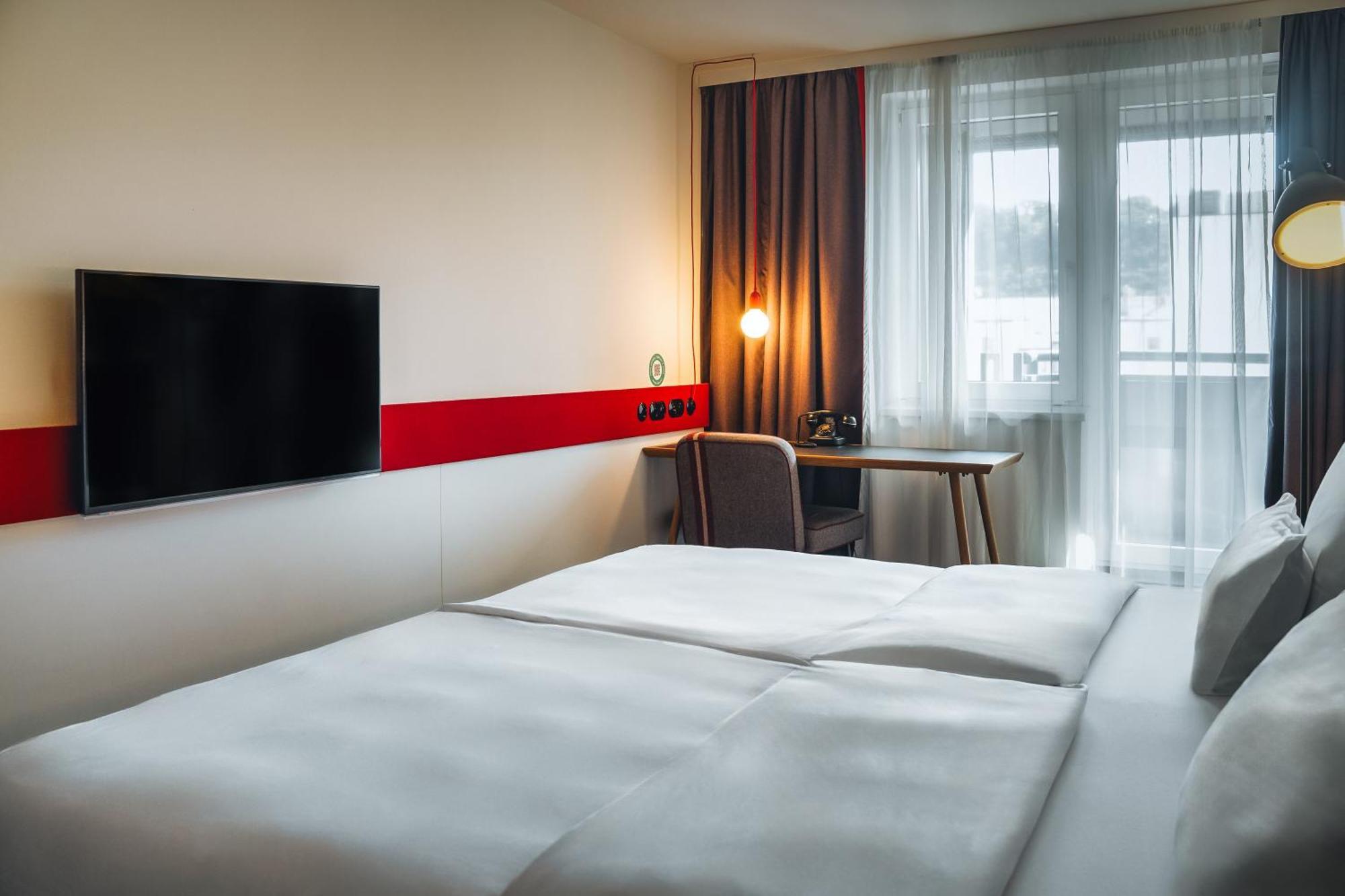 Doppel-/Zweibettzimmer mit Balkon