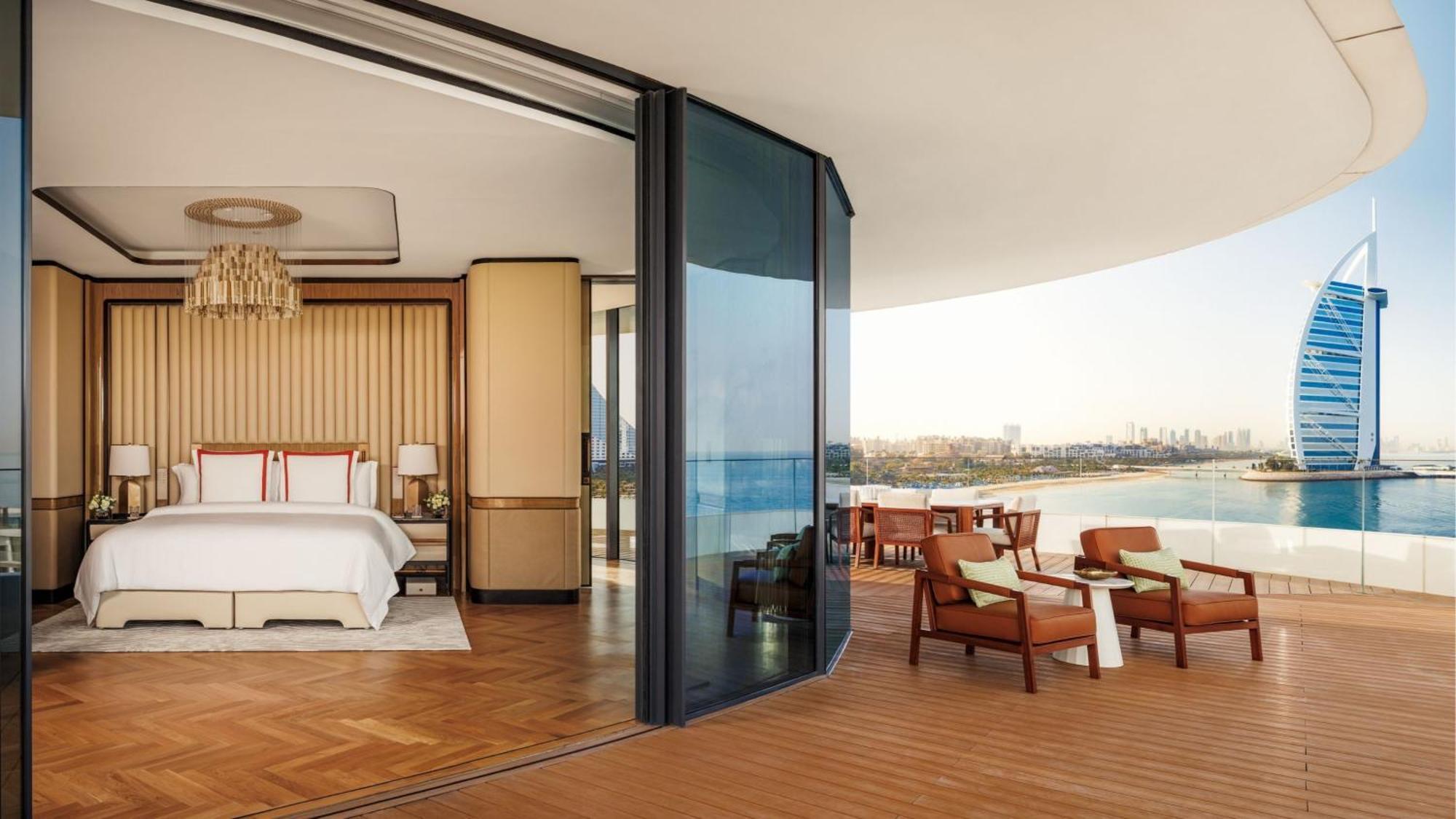 Grand Suite Ocean Terrace mit Panoramablick – inklusive eigenem Butler, Zugang zum Iliana Pool Club, Flughafenrücktransfers