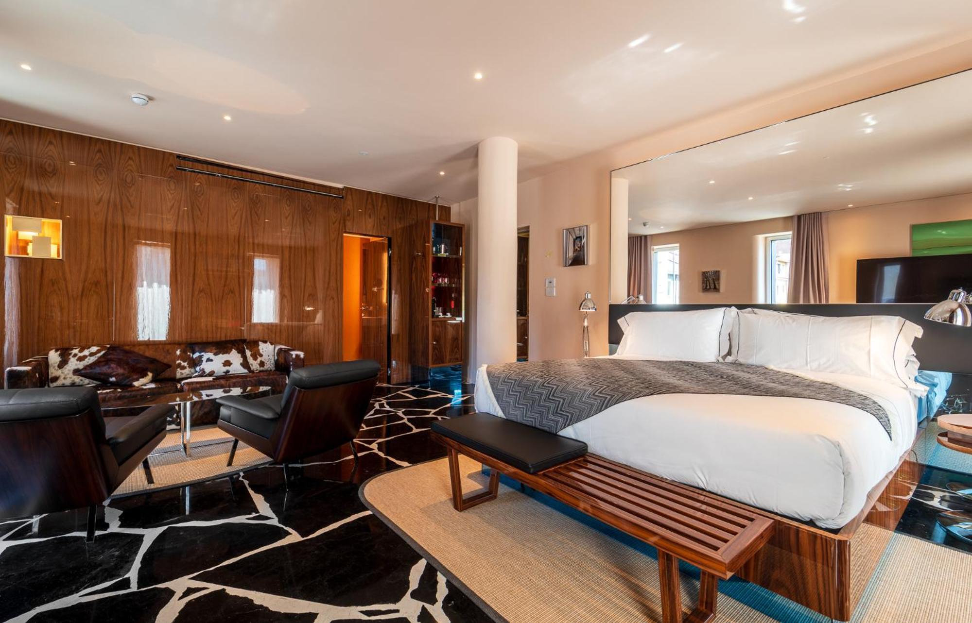 Suite mit Kingsize-Bett mit Whirlpool