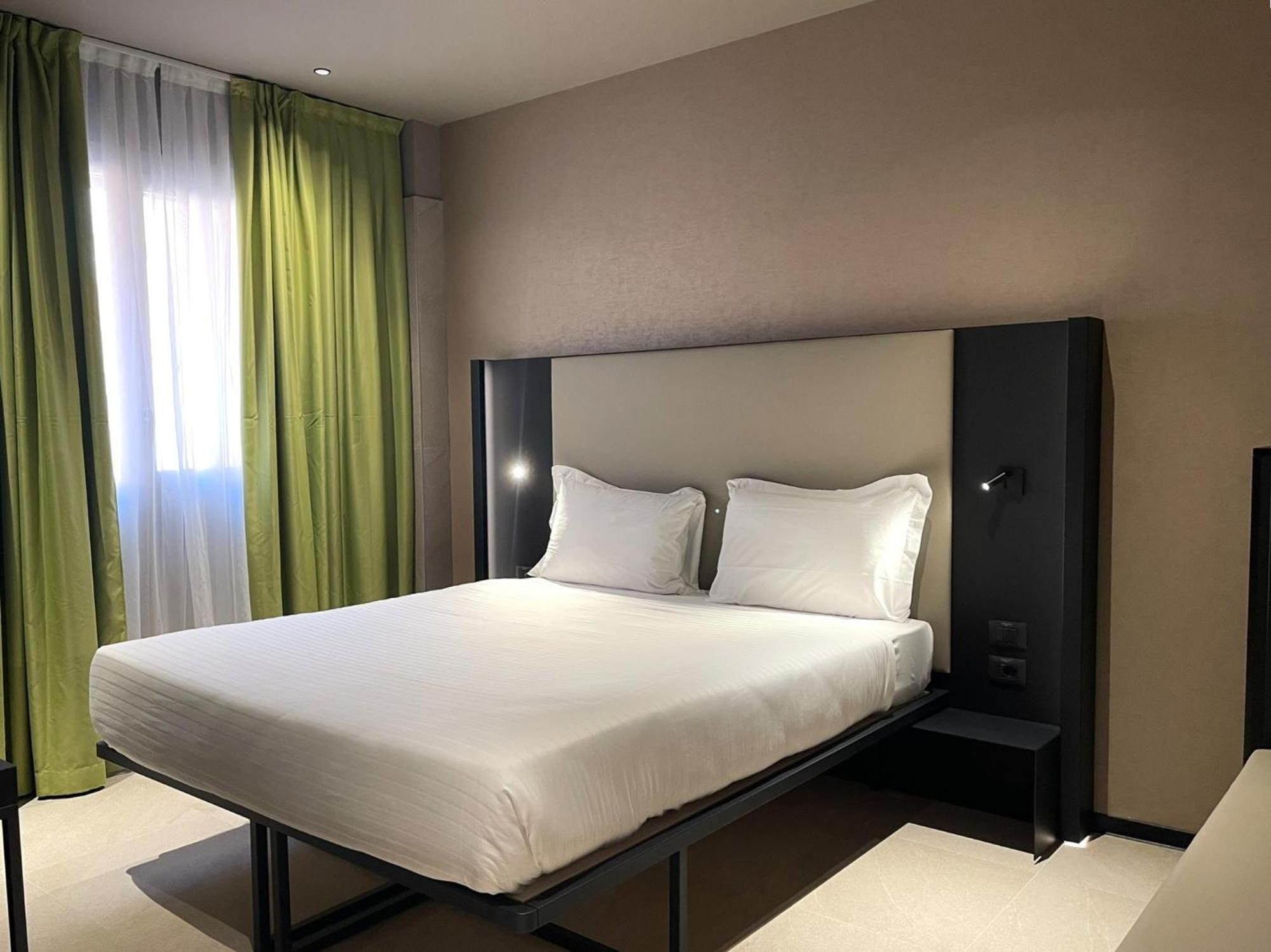 Dreibettzimmer mit Stadtblick