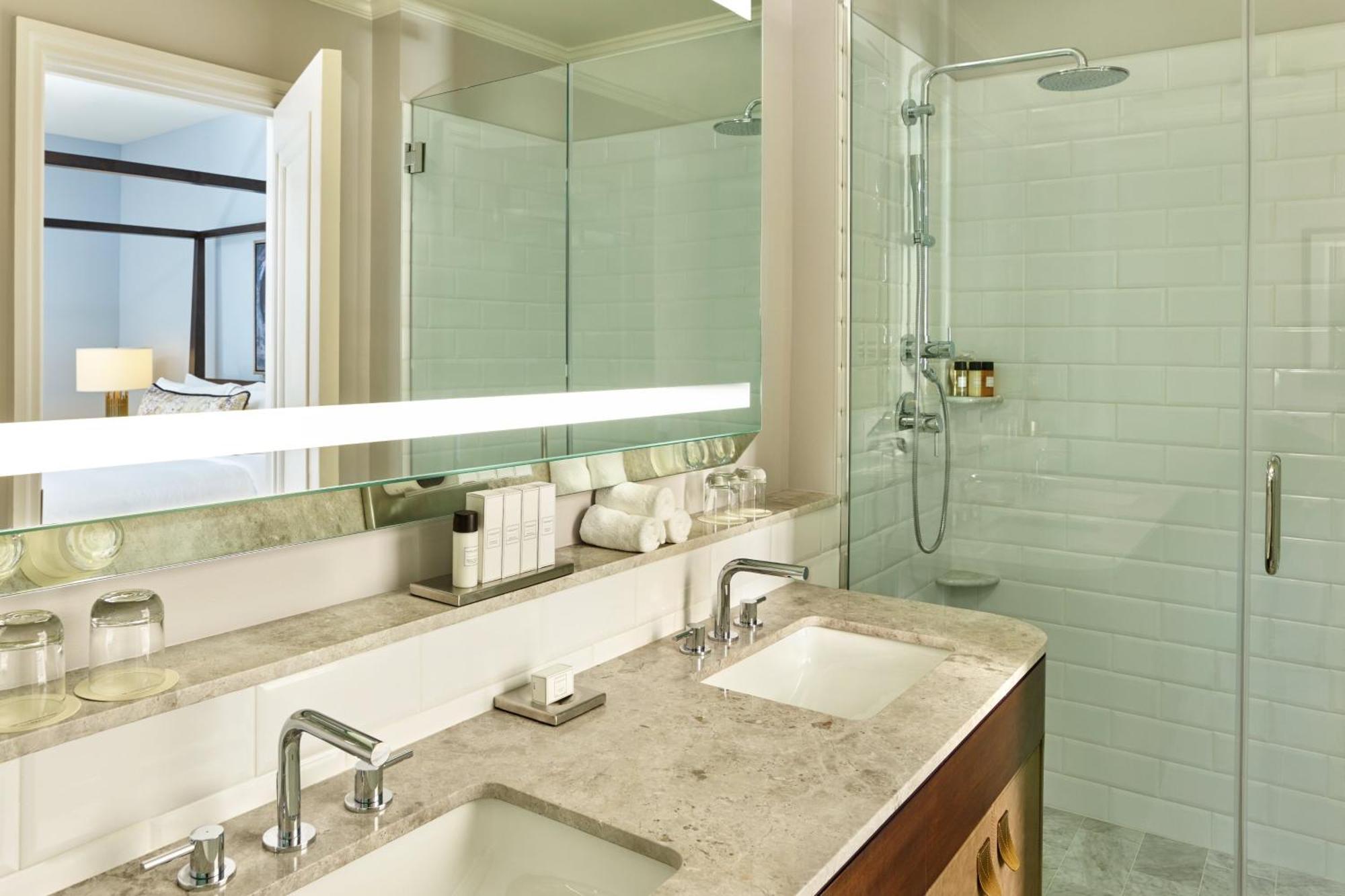 Superior Suite mit 1 Schlafzimmer mit Kingsize-Bett und 1 Wohnzimmer mit Schlafsofa