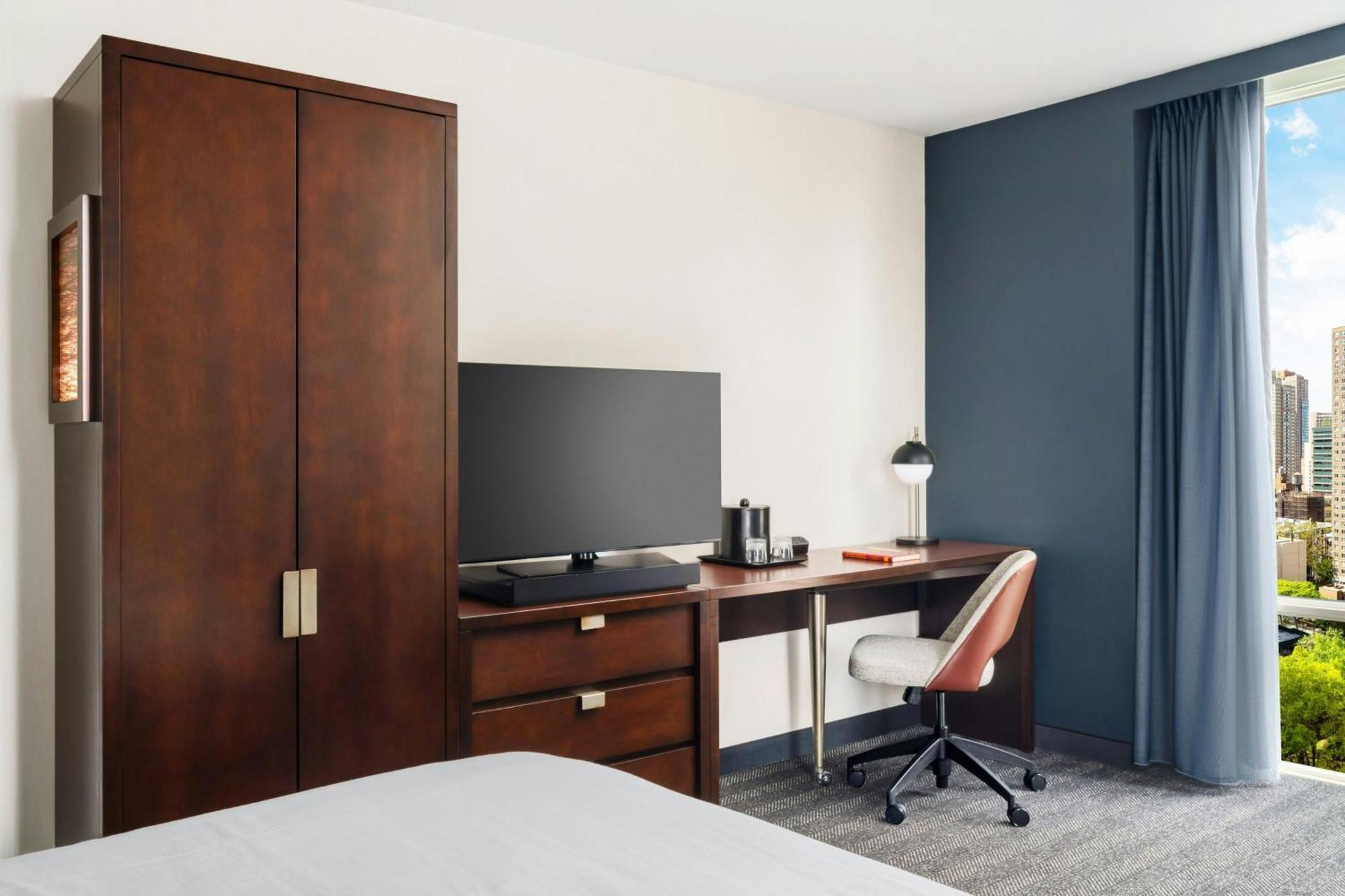 Eckzimmer mit Kingsize-Bett