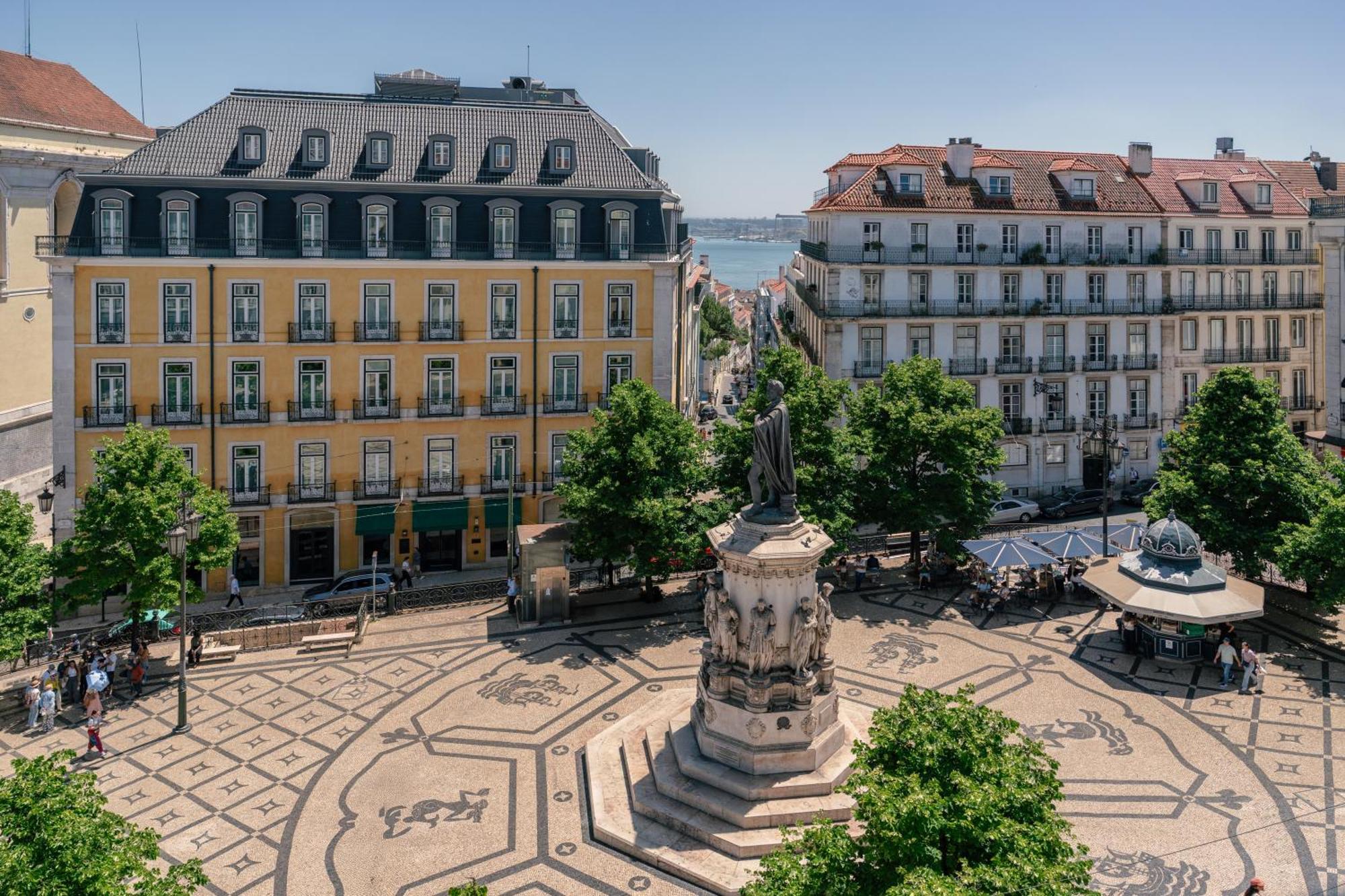 Doppelzimmer mit Balkon sowie Platz- und Flussblick