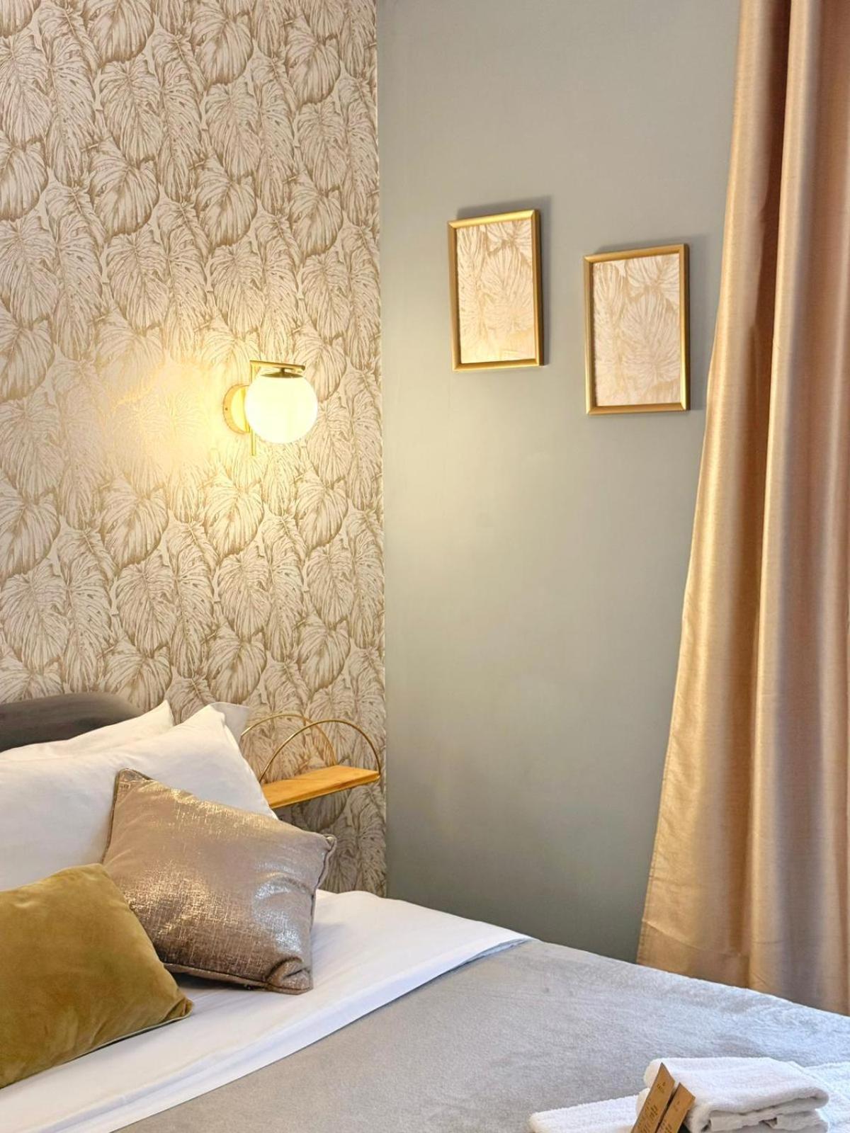 Zimmer mit Kingsize-Bett und Whirlpool