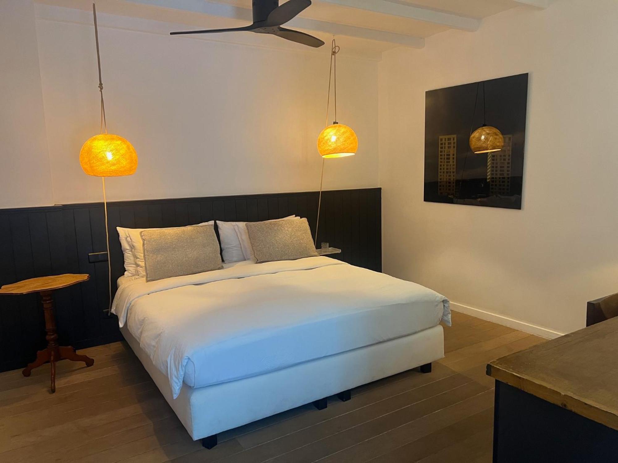 Zimmer mit Kingsize-Bett