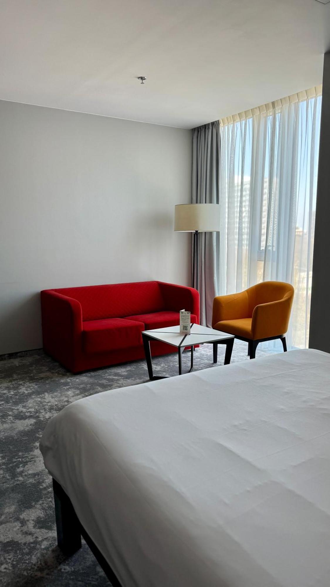 Komfortables Zimmer für Personen mit eingeschränkter Mobilität mit einem Doppelbett und einem zusätzlichen Sofa