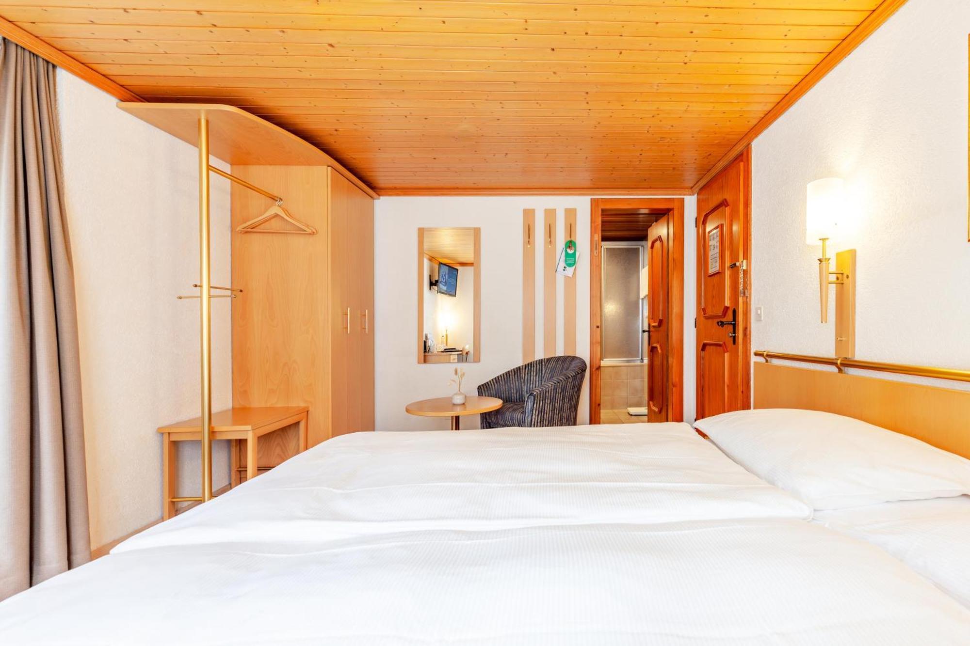 Doppelzimmer mit Balkon und Blick auf Matterhorn